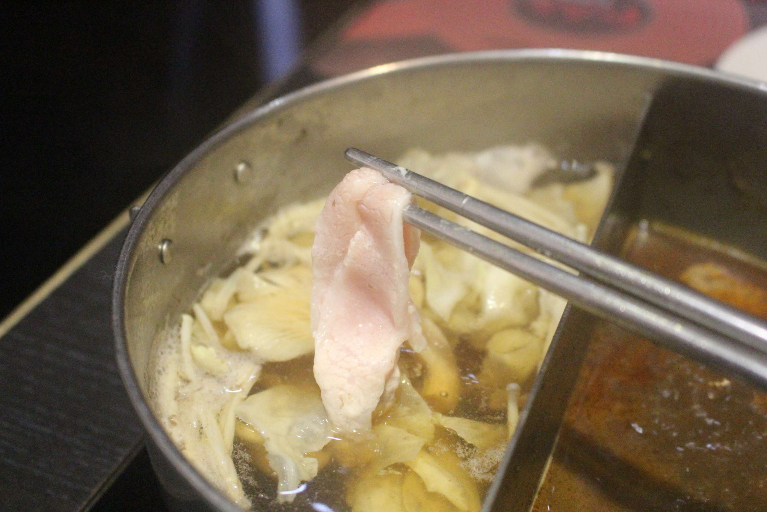 【台北 紅九九個人鴛鴦鍋】一個人也能享受麻辣鍋。個人專屬三層架盤用料超實在！