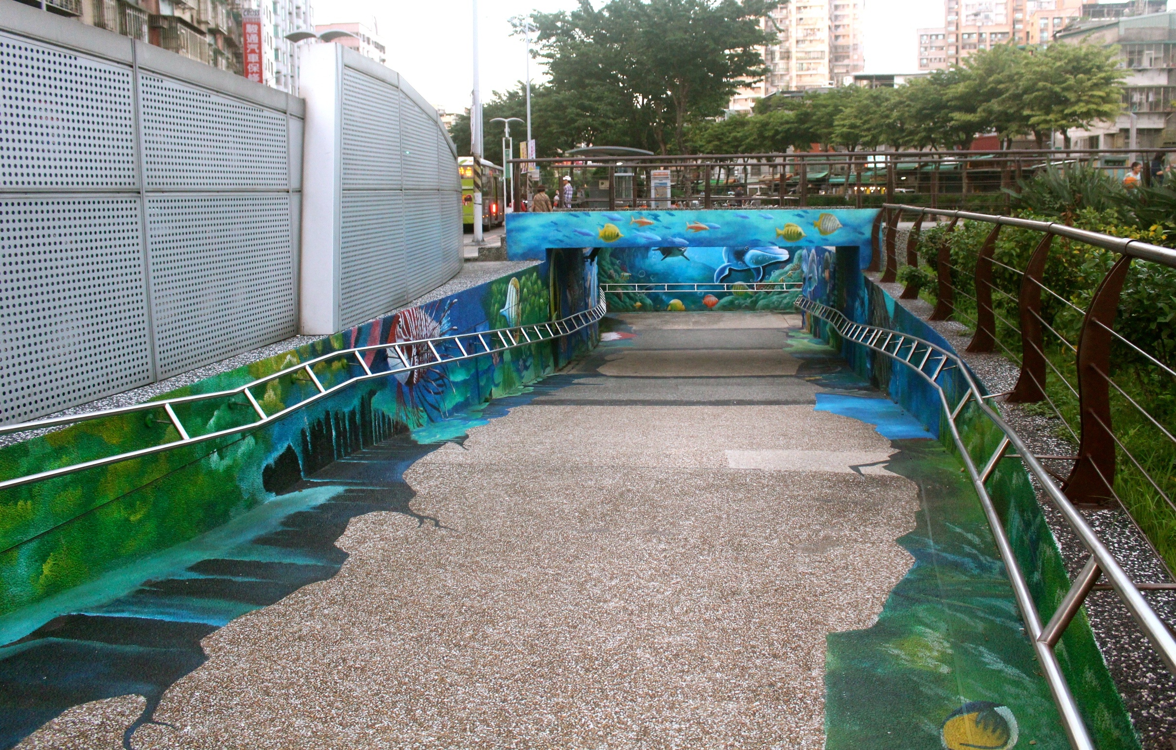 【新北 中港大排】2018拍照熱門點。彩繪水道廊、彩虹橋、積木步道&3D彩繪牆