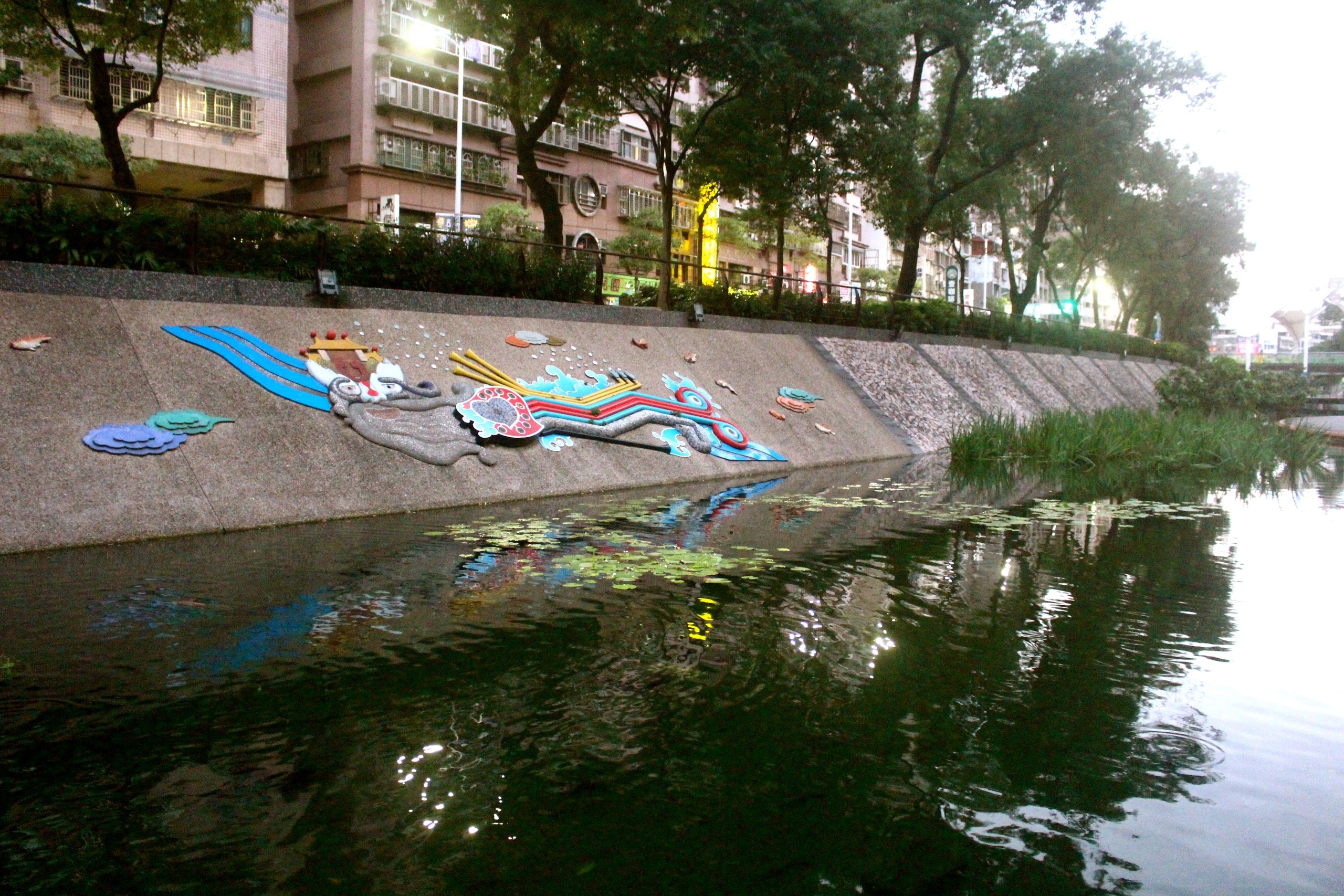 【新北 中港大排】2018拍照熱門點。彩繪水道廊、彩虹橋、積木步道&3D彩繪牆