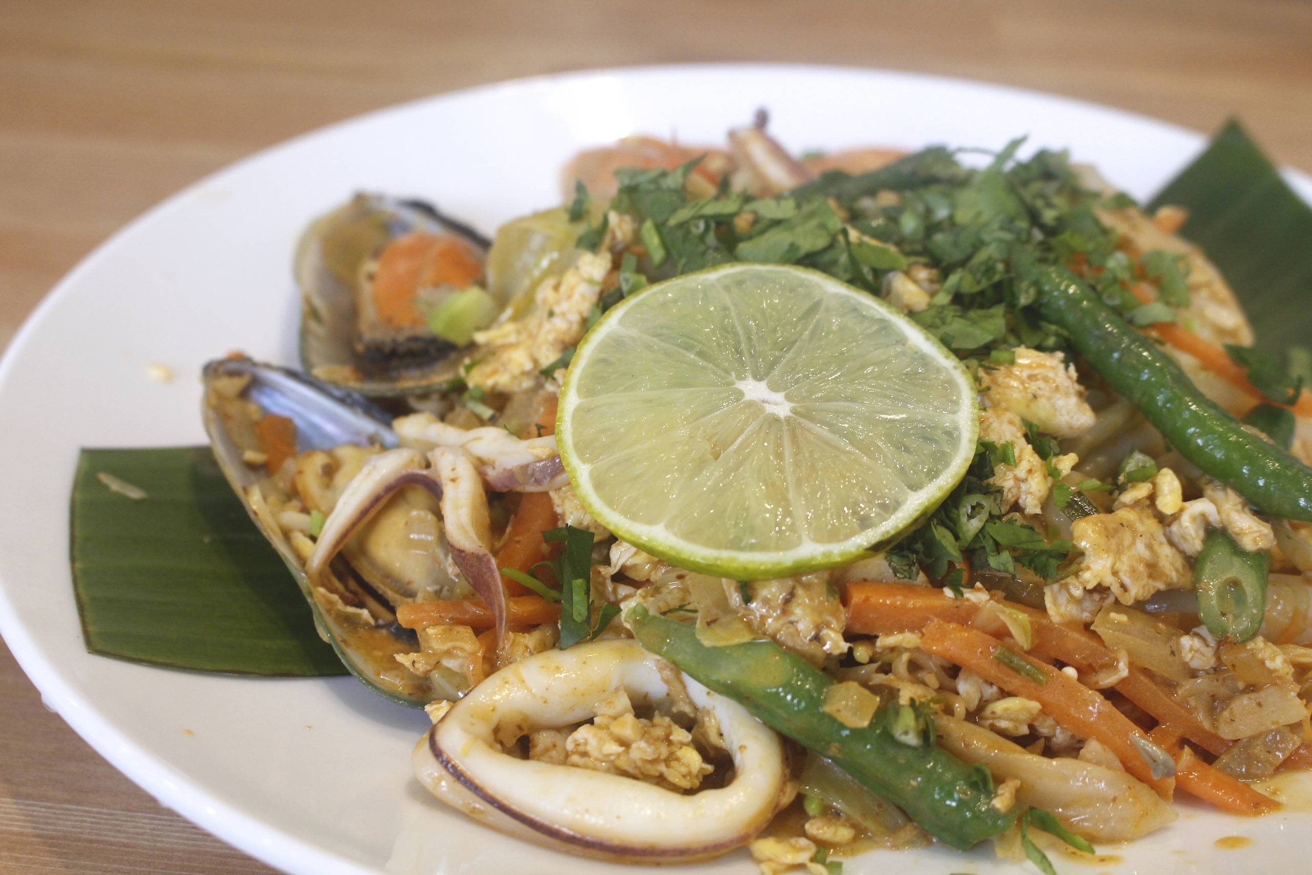 【桃園 阿含thai泰式料理】藏身在米干國的純泰料理。酸辣海鮮炒MAMA麵真對味!!!