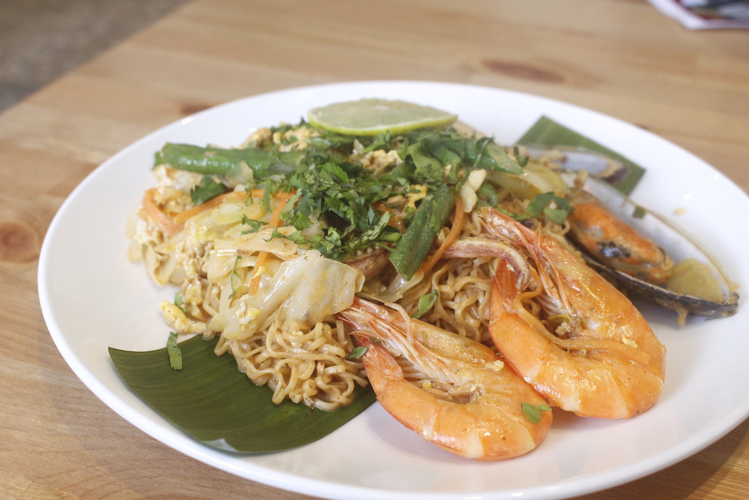【桃園 阿含thai泰式料理】藏身在米干國的純泰料理。酸辣海鮮炒MAMA麵真對味!!!