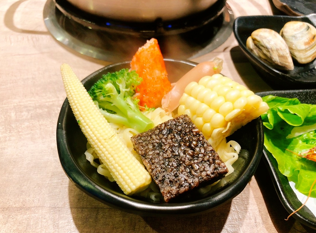 【台北 東吉水產】馬辣集團也推超市火鍋。60元享有麵食.牛丼.UCC咖啡.MEJI冰淇淋無限吃