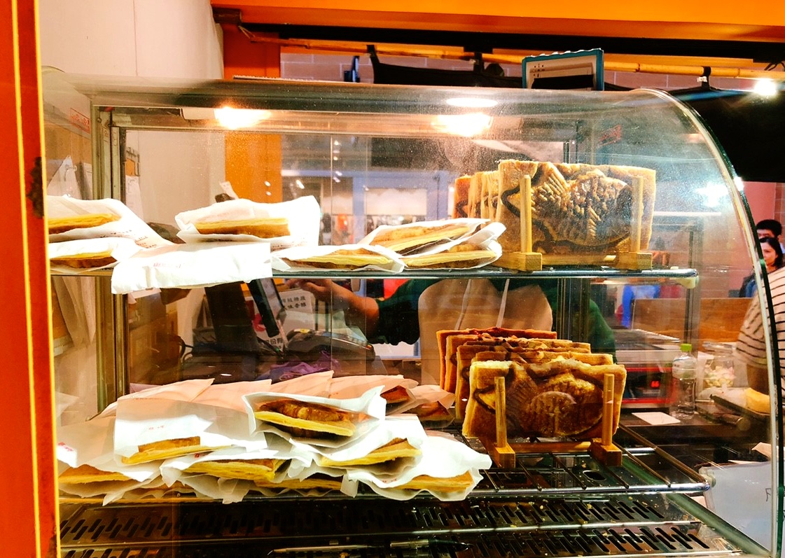 【桃園 浪花鯛魚燒】華泰名品街邊排隊店。香草卡士達可頌鯛70元