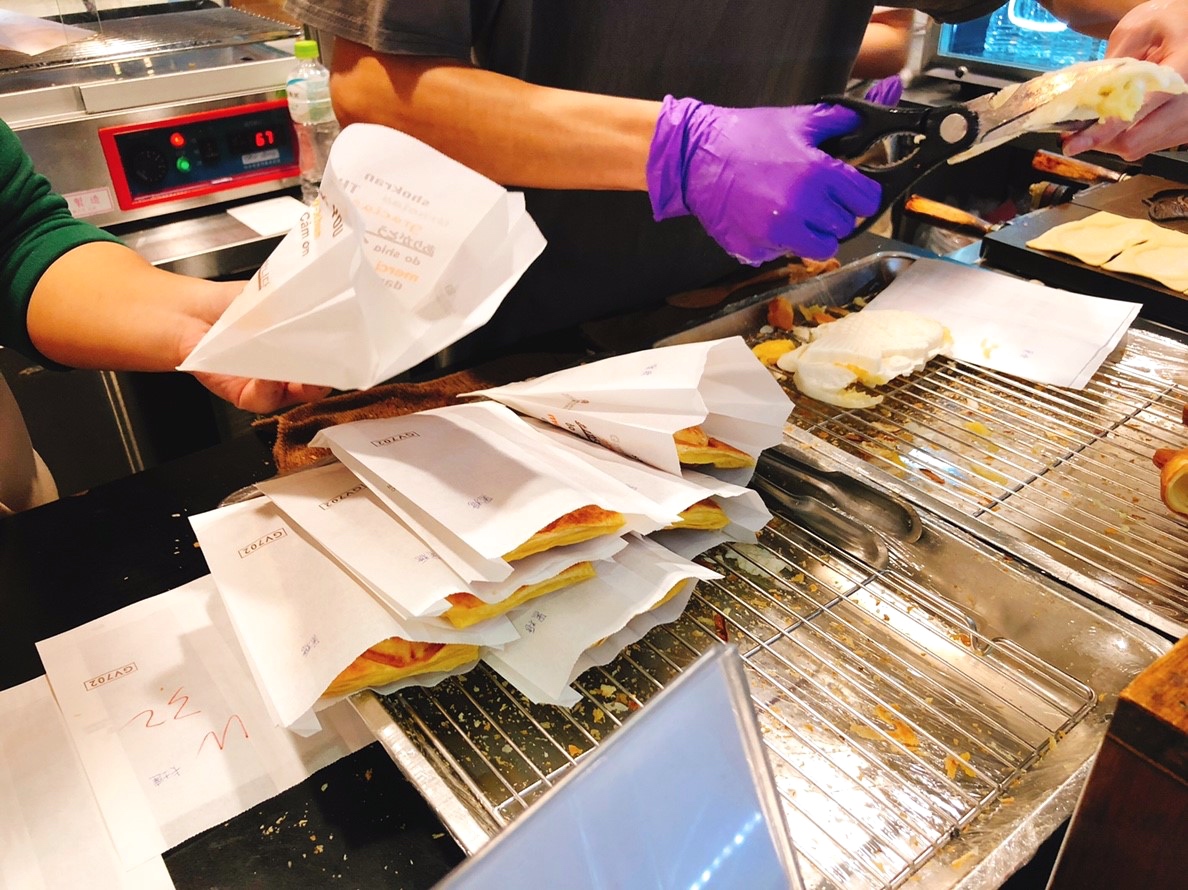【桃園 浪花鯛魚燒】華泰名品街邊排隊店。香草卡士達可頌鯛70元