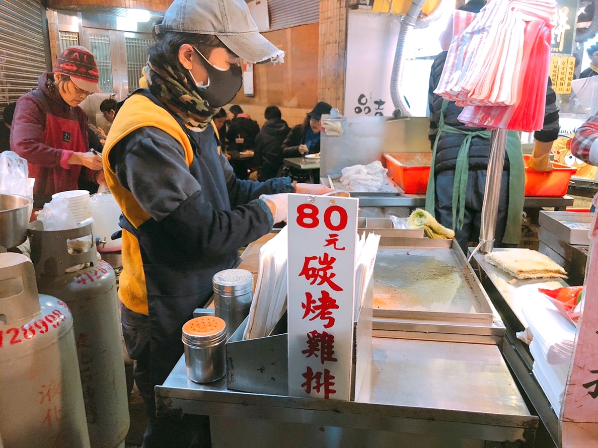【台北 維縈家鄉碳烤雞排】士林夜市最長排隊小吃。日本韓國妹也來嚐鮮「厚實香雞排」