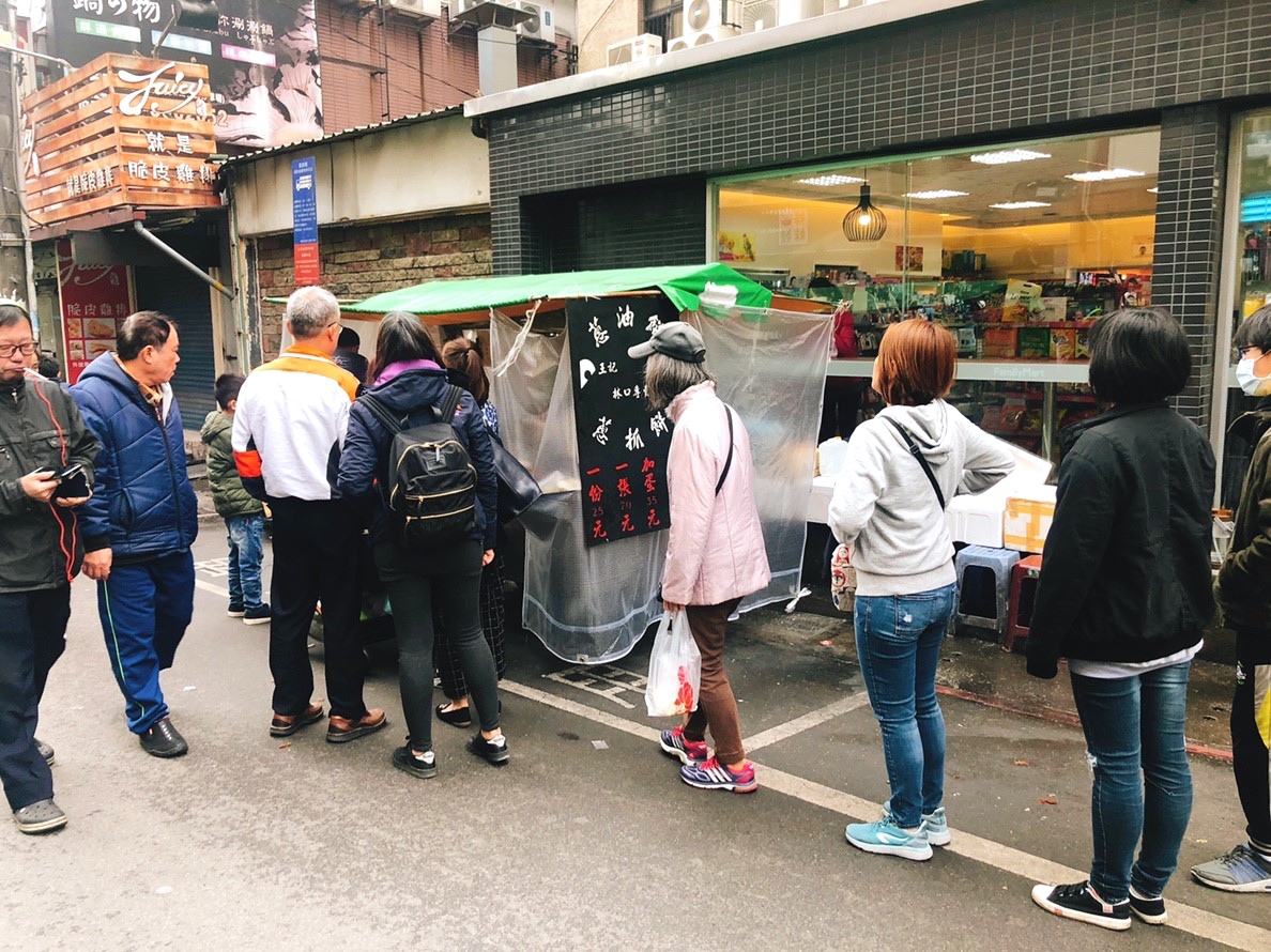 【桃園 王記蔥油餅】復興北路巷人氣排隊小吃。蔥油餅攤車大家都點「蔥抓餅」???