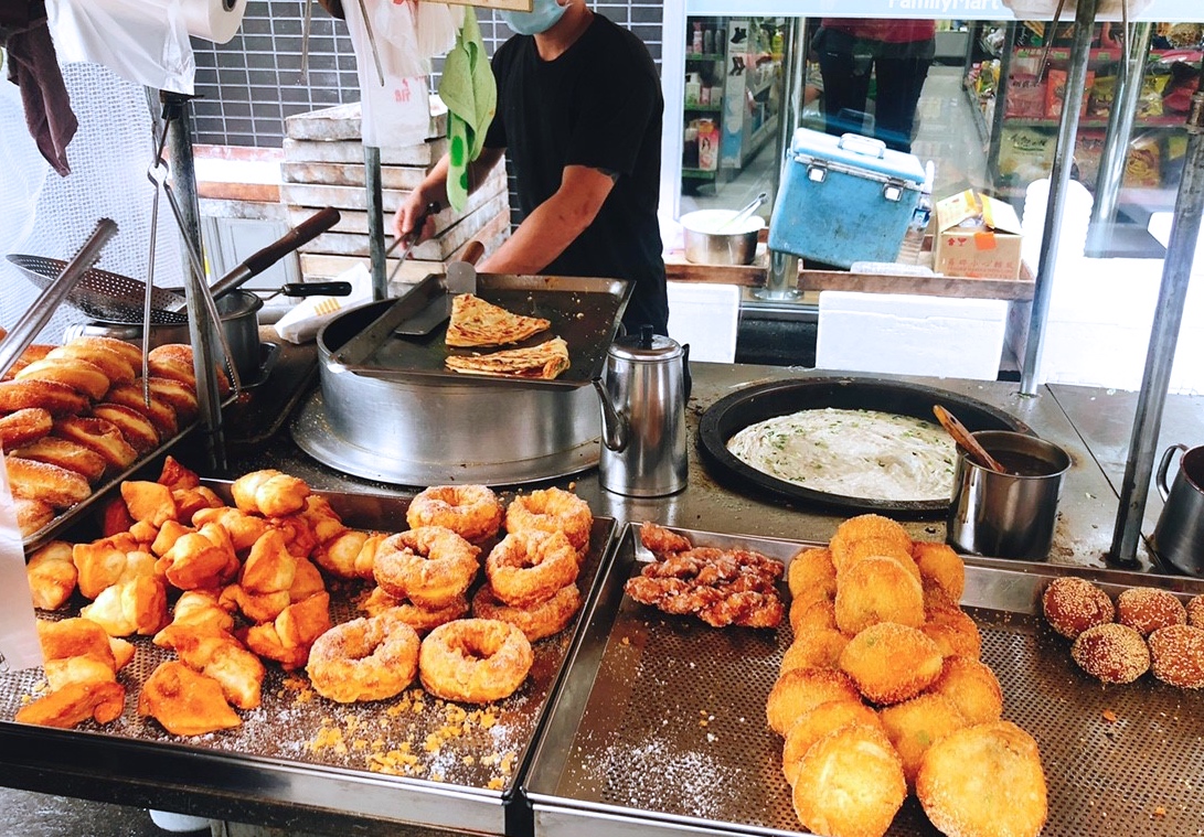 【桃園 王記蔥油餅】復興北路巷人氣排隊小吃。蔥油餅攤車大家都點「蔥抓餅」???