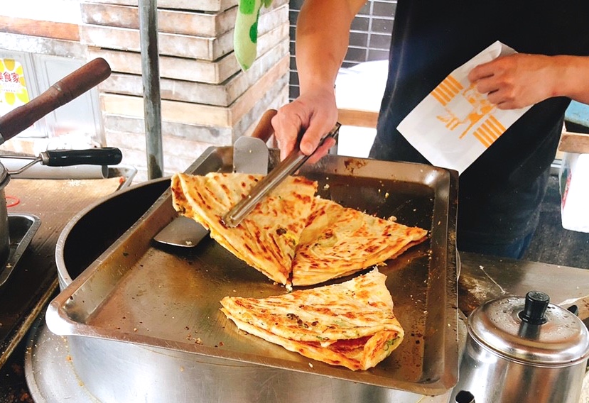 【桃園 王記蔥油餅】復興北路巷人氣排隊小吃。蔥油餅攤車大家都點「蔥抓餅」???