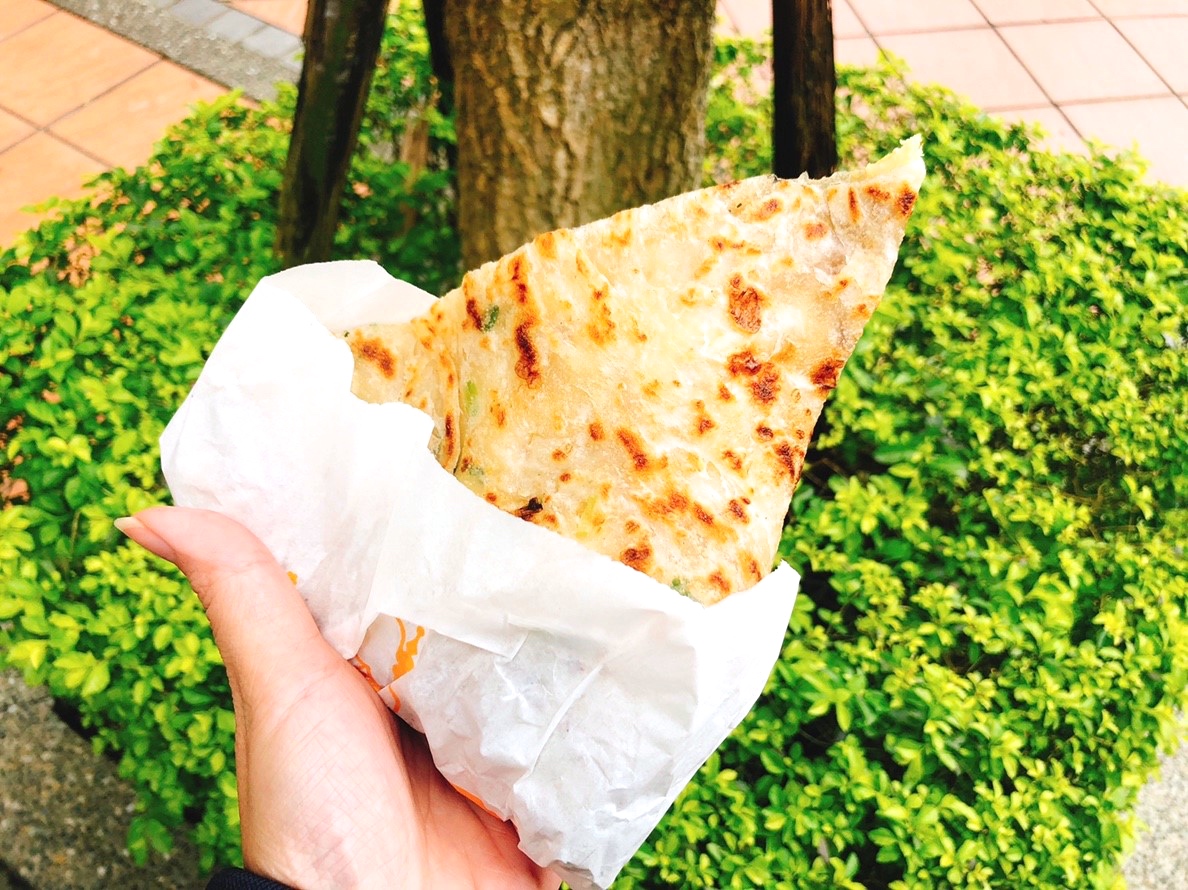 【桃園 王記蔥油餅】復興北路巷人氣排隊小吃。蔥油餅攤車大家都點「蔥抓餅」???