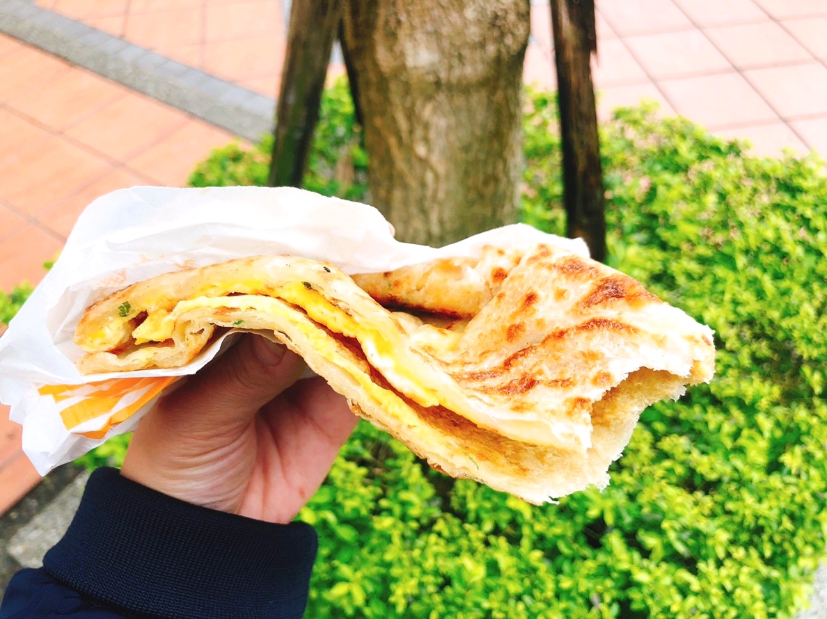 【桃園 王記蔥油餅】復興北路巷人氣排隊小吃。蔥油餅攤車大家都點「蔥抓餅」???