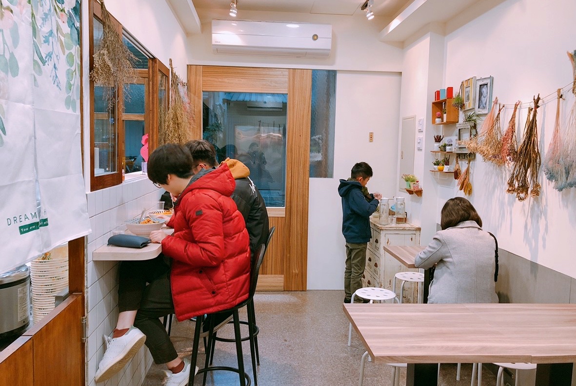 【桃園 Let's fun 來吃飯】網美風賣的卻是韓式家常麵。招牌Korea韓式拌飯只要90元!!! 