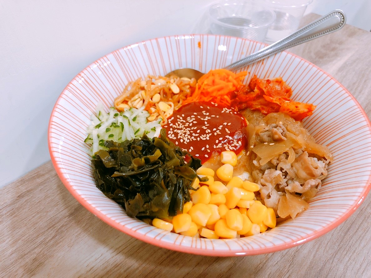 【桃園 Let's fun 來吃飯】網美風賣的卻是韓式家常麵。招牌Korea韓式拌飯只要90元!!! 