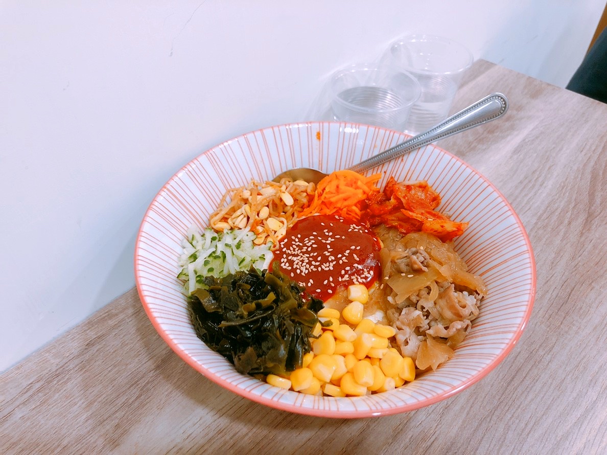 【桃園 Let's fun 來吃飯】網美風賣的卻是韓式家常麵。招牌Korea韓式拌飯只要90元!!! 