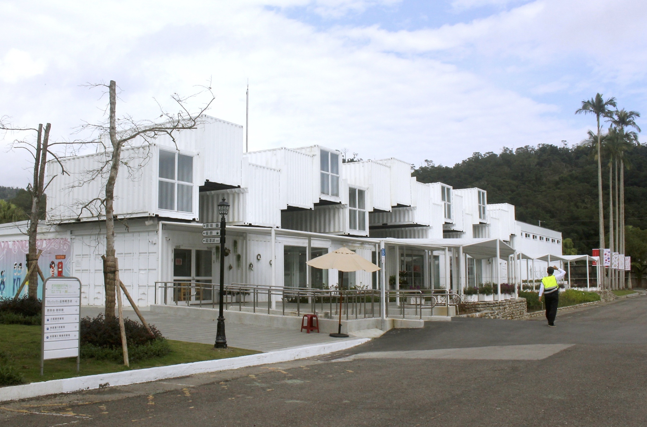 【宜蘭 Herbelle龍潭湖悠活園區】73個白色貨櫃建築拍照點。龍潭湖公園「龍掌坡」溜滑梯!!! 【宜蘭 Herbelle龍潭湖悠活園區】73個白色貨櫃建築拍照點。龍潭湖公園「龍掌坡」溜滑梯!!!