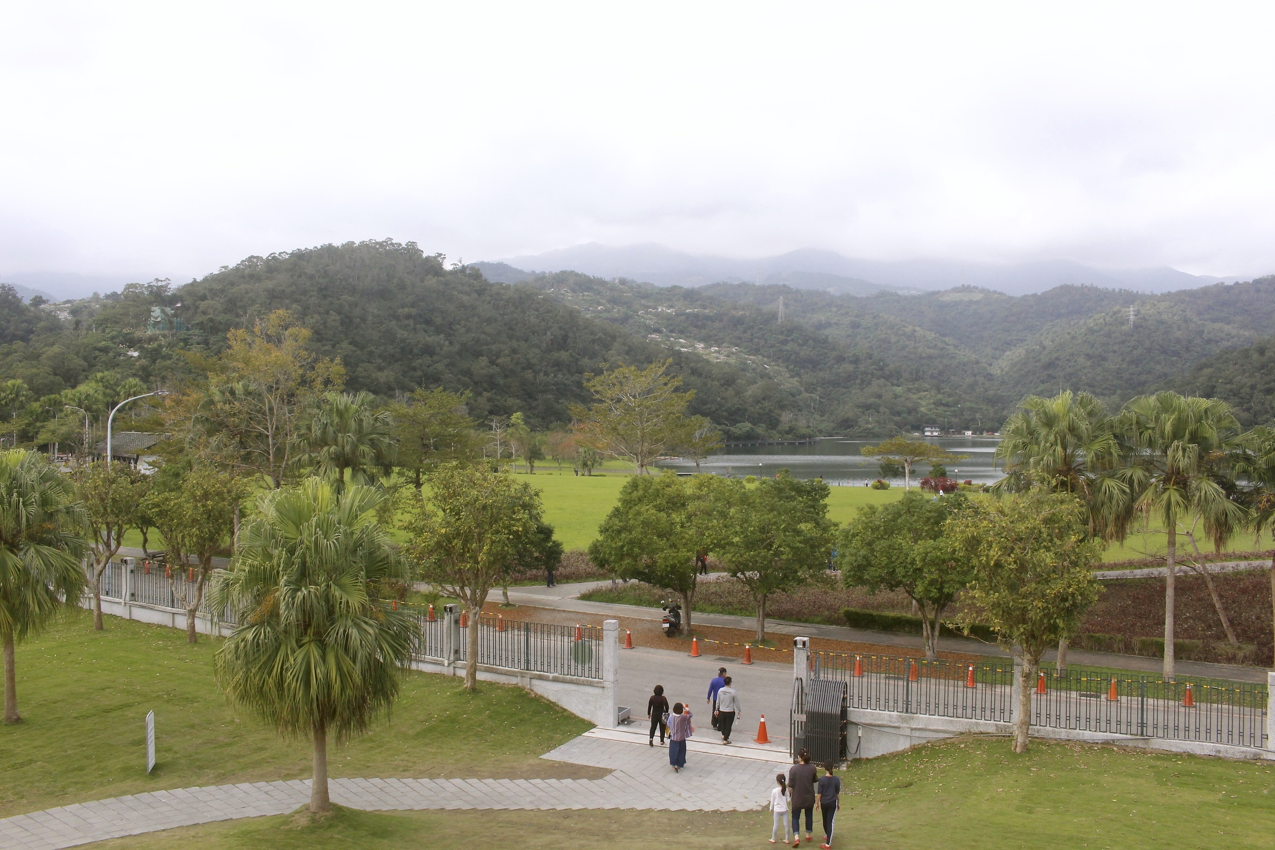 【宜蘭 Herbelle龍潭湖悠活園區】73個白色貨櫃建築拍照點。龍潭湖公園「龍掌坡」溜滑梯!!! 【宜蘭 Herbelle龍潭湖悠活園區】73個白色貨櫃建築拍照點。龍潭湖公園「龍掌坡」溜滑梯!!!