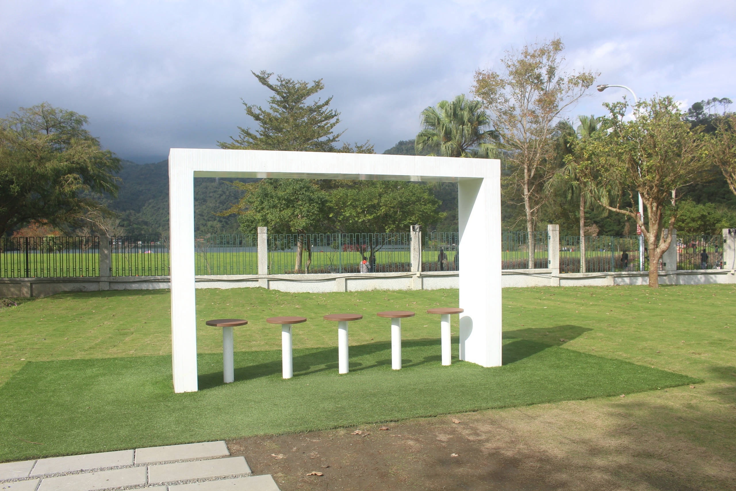 【宜蘭 Herbelle龍潭湖悠活園區】73個白色貨櫃建築拍照點。龍潭湖公園「龍掌坡」溜滑梯!!!