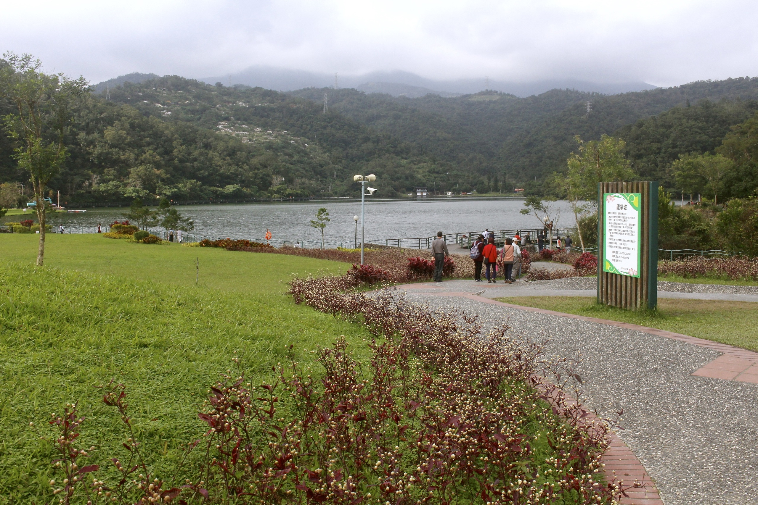 【宜蘭 Herbelle龍潭湖悠活園區】73個白色貨櫃建築拍照點。龍潭湖公園「龍掌坡」溜滑梯!!!