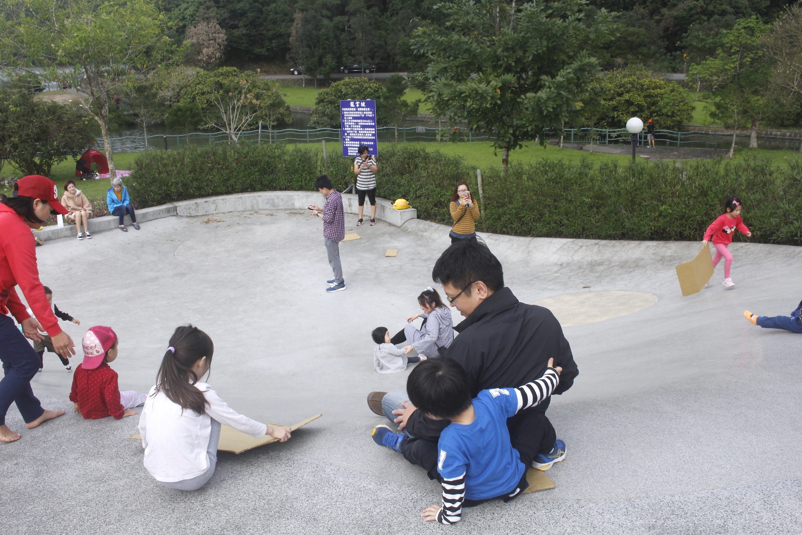 【宜蘭 Herbelle龍潭湖悠活園區】73個白色貨櫃建築拍照點。龍潭湖公園「龍掌坡」溜滑梯!!!