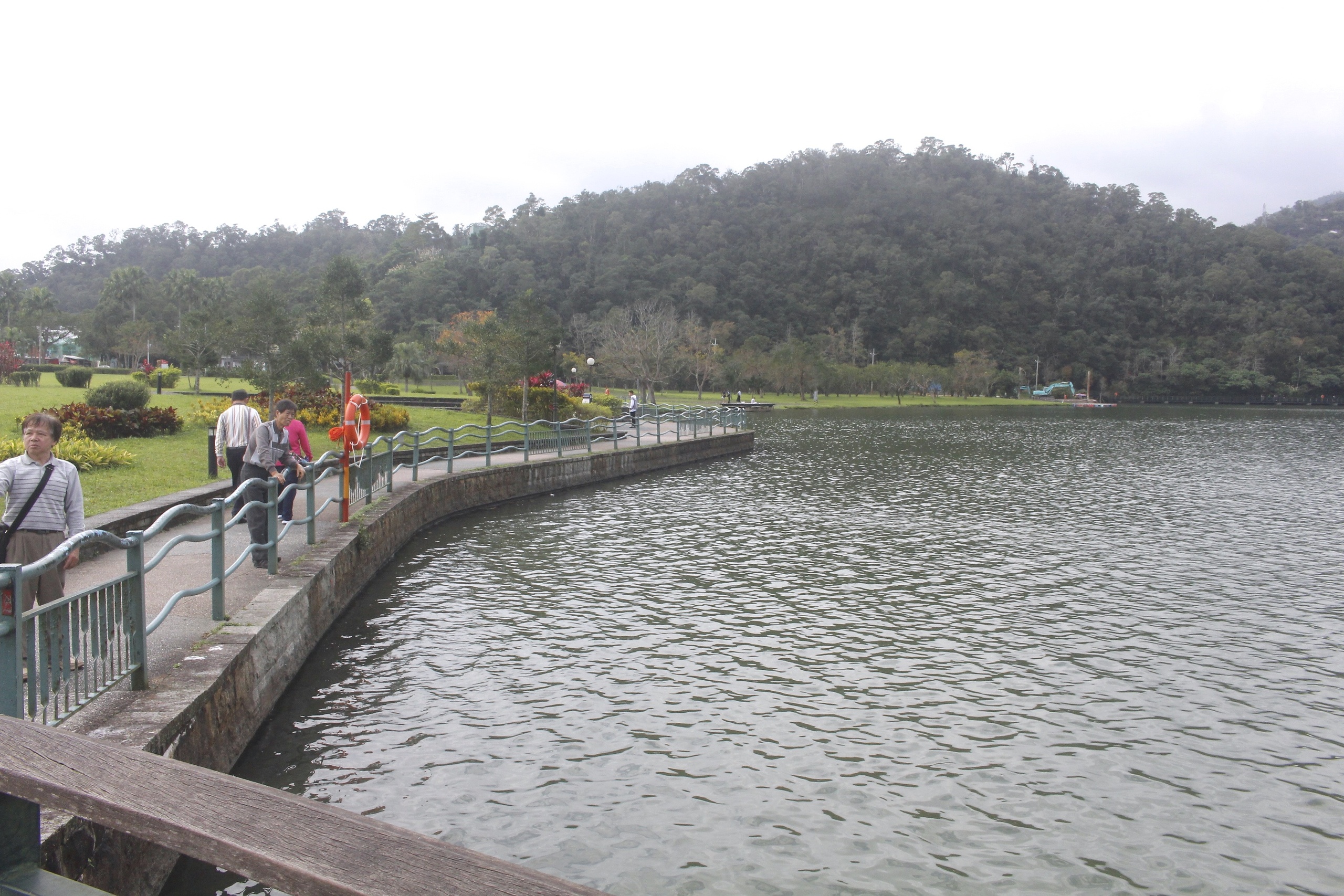 【宜蘭 Herbelle龍潭湖悠活園區】73個白色貨櫃建築拍照點。龍潭湖公園「龍掌坡」溜滑梯!!!