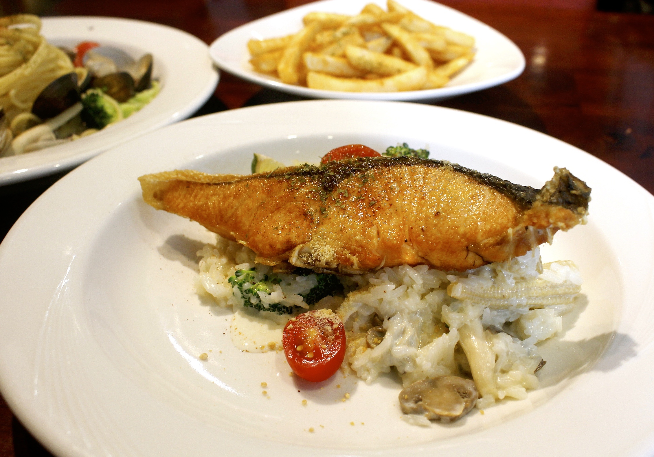 【桃園 艾密爾親子廚房】燉飯上有超威香酥鮭魚。附餐無限供應/兒童遊戲室/附設停車場 【桃園 艾密爾親子廚房】燉飯上有超威香酥鮭魚。附餐無限供應/兒童遊戲室/附設停車場