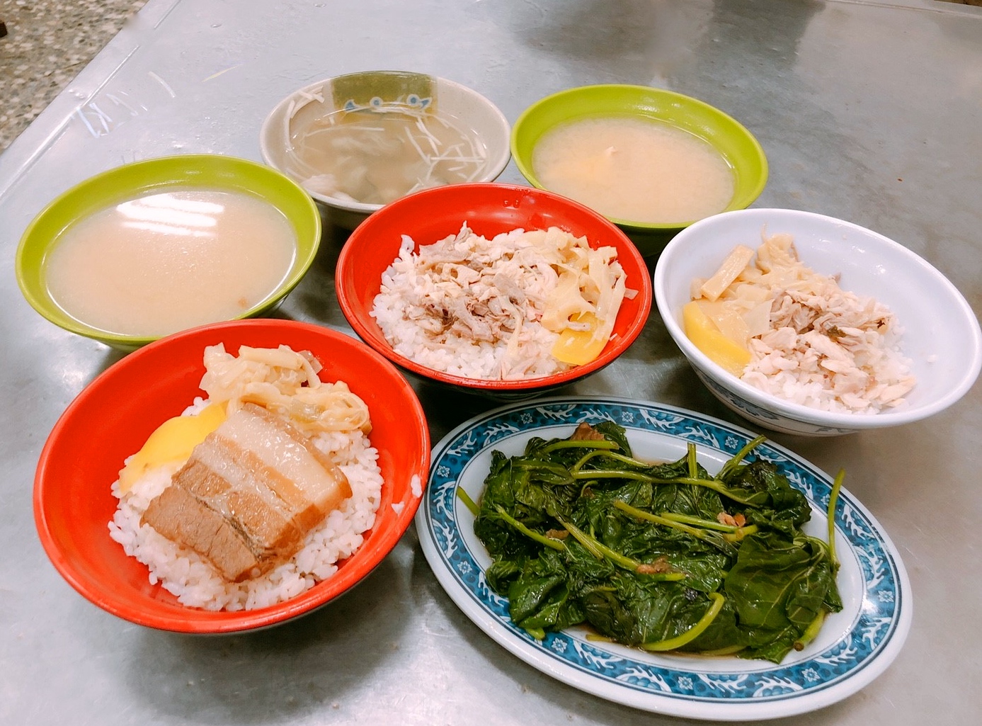 【嘉義 呆獅雞肉飯】傳承三代一甲子老店。銅板菜單點一桌不到150元? 【嘉義 呆獅雞肉飯】傳承三代一甲子老店。銅板菜單點一桌不到150元?