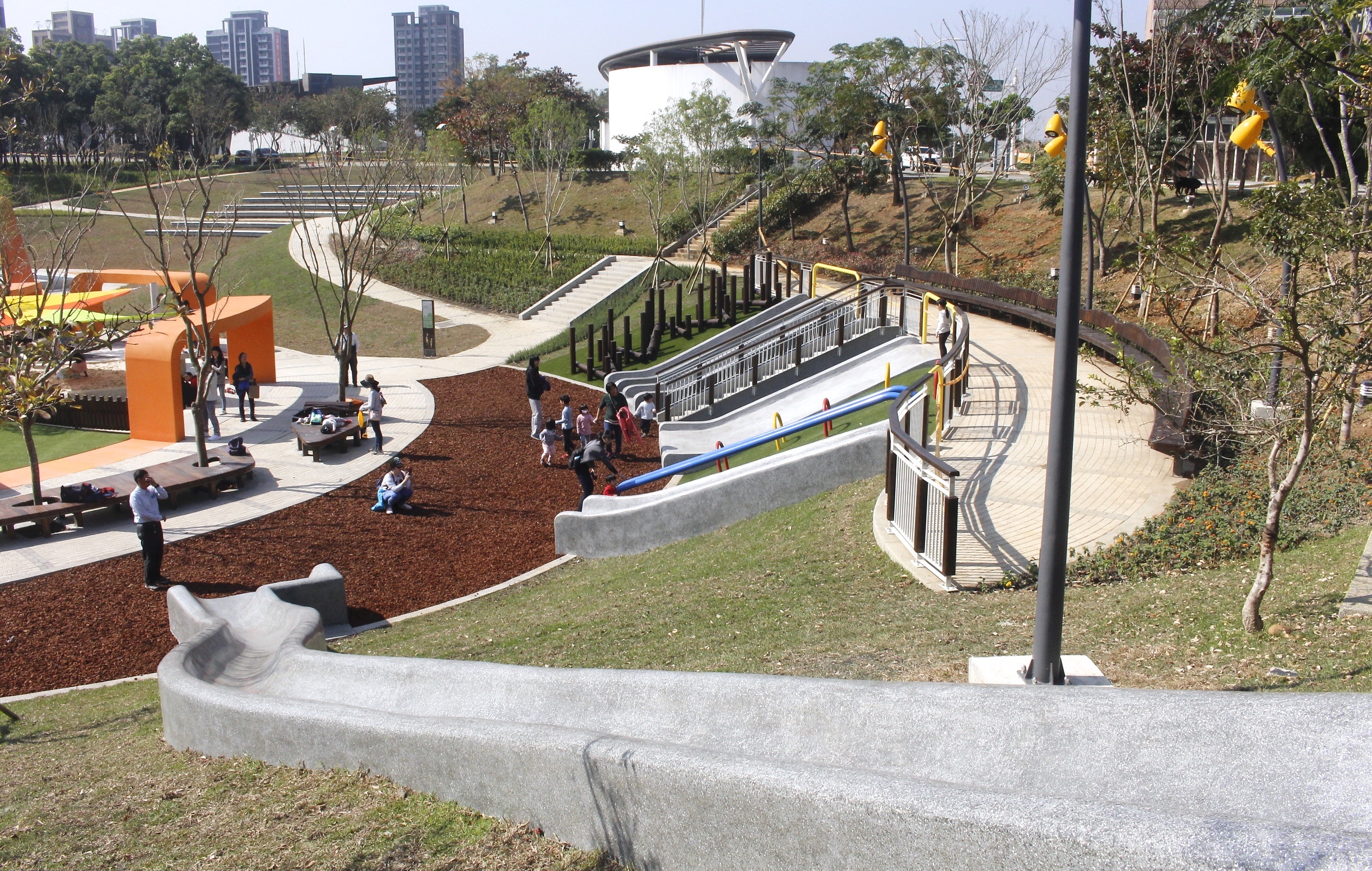 【桃園 風禾公園】中路特區防災公園。驚見!全桃園最長50米滾輪溜滑梯 【桃園 風禾公園】中路特區防災公園。驚見!全桃園最長50米滾輪溜滑梯