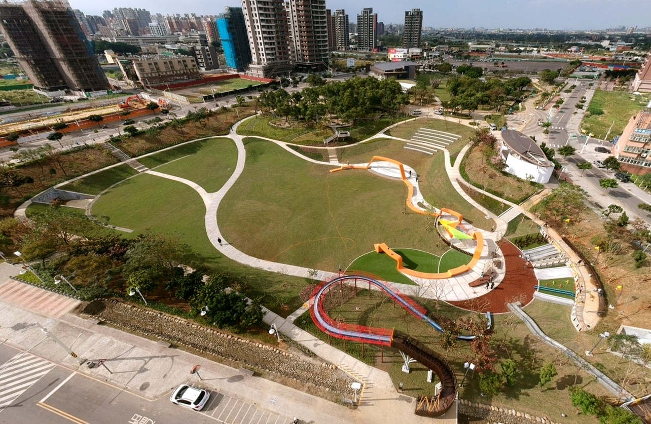 【桃園 風禾公園】中路特區防災公園。驚見!全桃園最長50米滾輪溜滑梯 【桃園 風禾公園】中路特區防災公園。驚見!全桃園最長50米滾輪溜滑梯