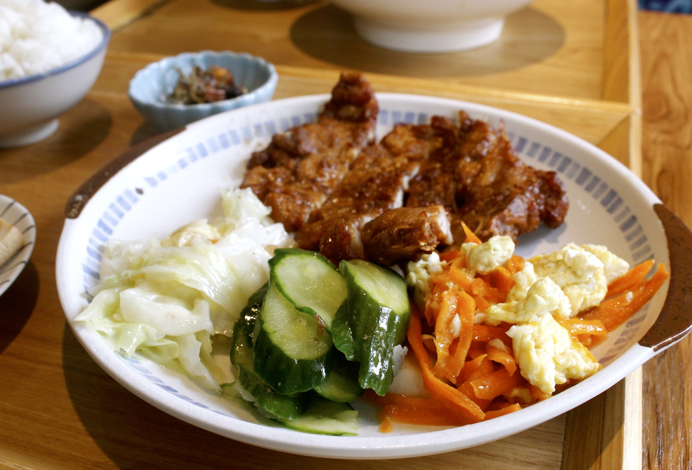 【桃園 阿美手打排骨】復古文青風台式小吃專賣店。經典手打排骨飯一份90元 【桃園 阿美手打排骨】復古文青風台式小吃專賣店。經典手打排骨飯一份90元
