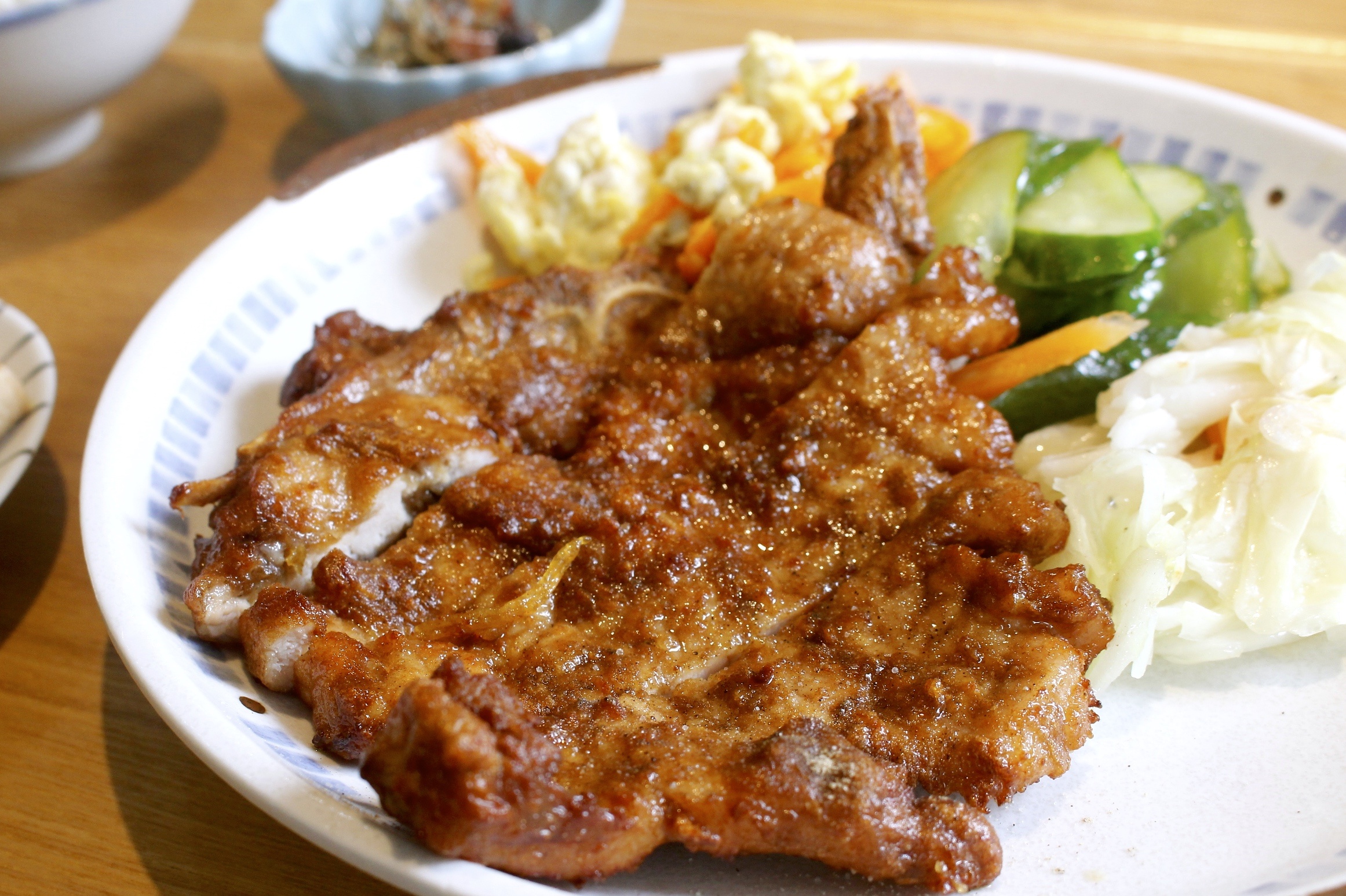 【桃園 阿美手打排骨】復古文青風台式小吃專賣店。經典手打排骨飯一份90元 【桃園 阿美手打排骨】復古文青風台式小吃專賣店。經典手打排骨飯一份90元