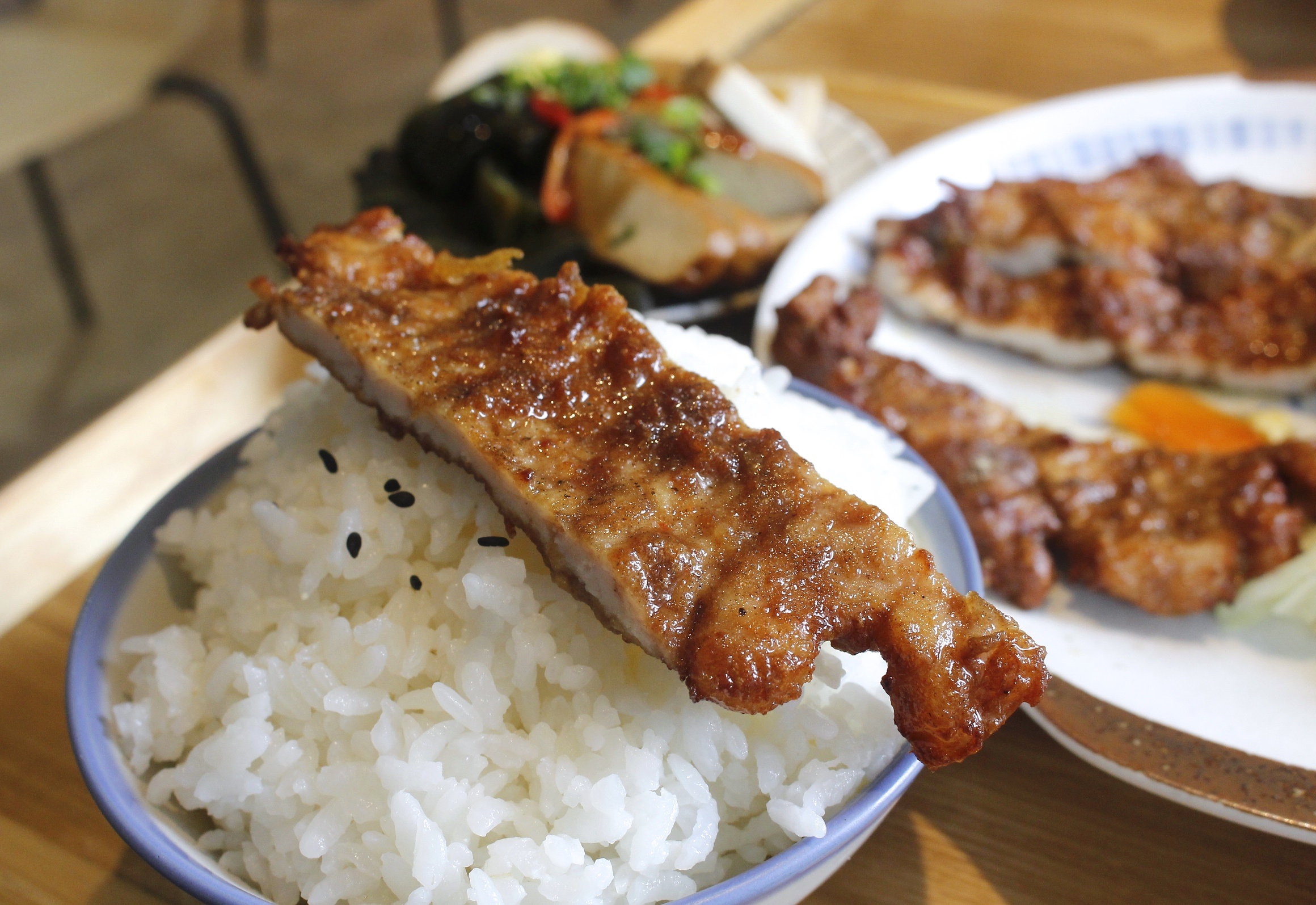 【桃園 阿美手打排骨】復古文青風台式小吃專賣店。經典手打排骨飯一份90元