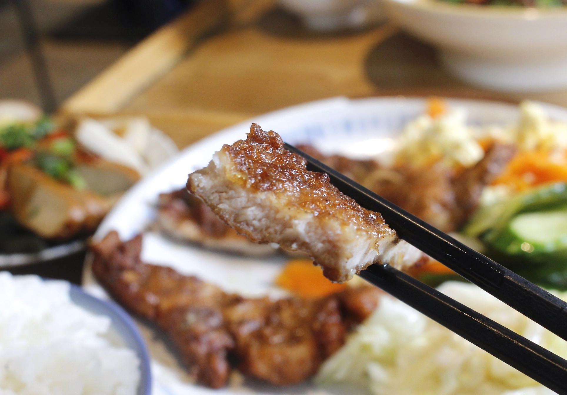 【桃園 阿美手打排骨】復古文青風台式小吃專賣店。經典手打排骨飯一份90元 【桃園 阿美手打排骨】復古文青風台式小吃專賣店。經典手打排骨飯一份90元