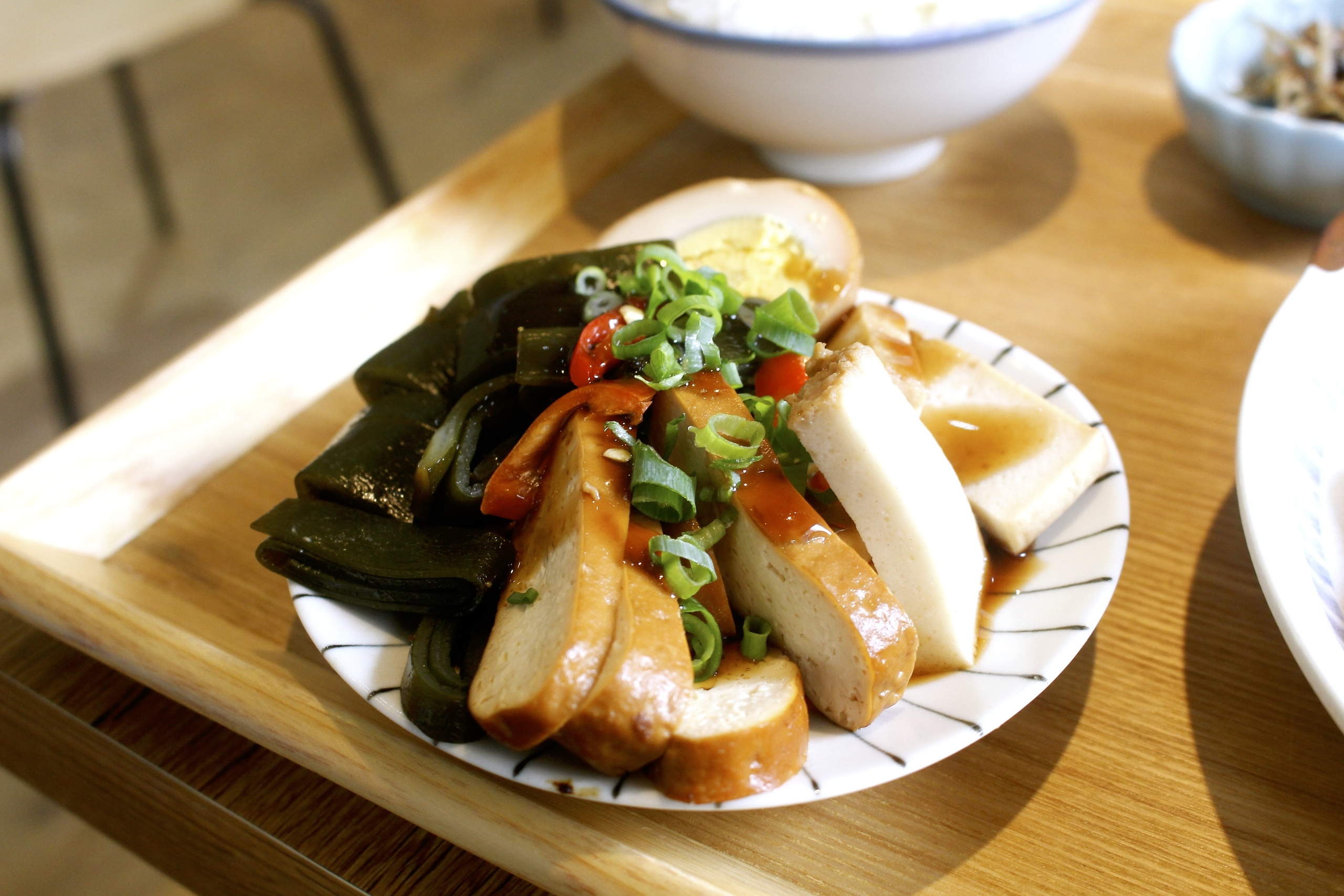 【桃園 阿美手打排骨】復古文青風台式小吃專賣店。經典手打排骨飯一份90元 【桃園 阿美手打排骨】復古文青風台式小吃專賣店。經典手打排骨飯一份90元
