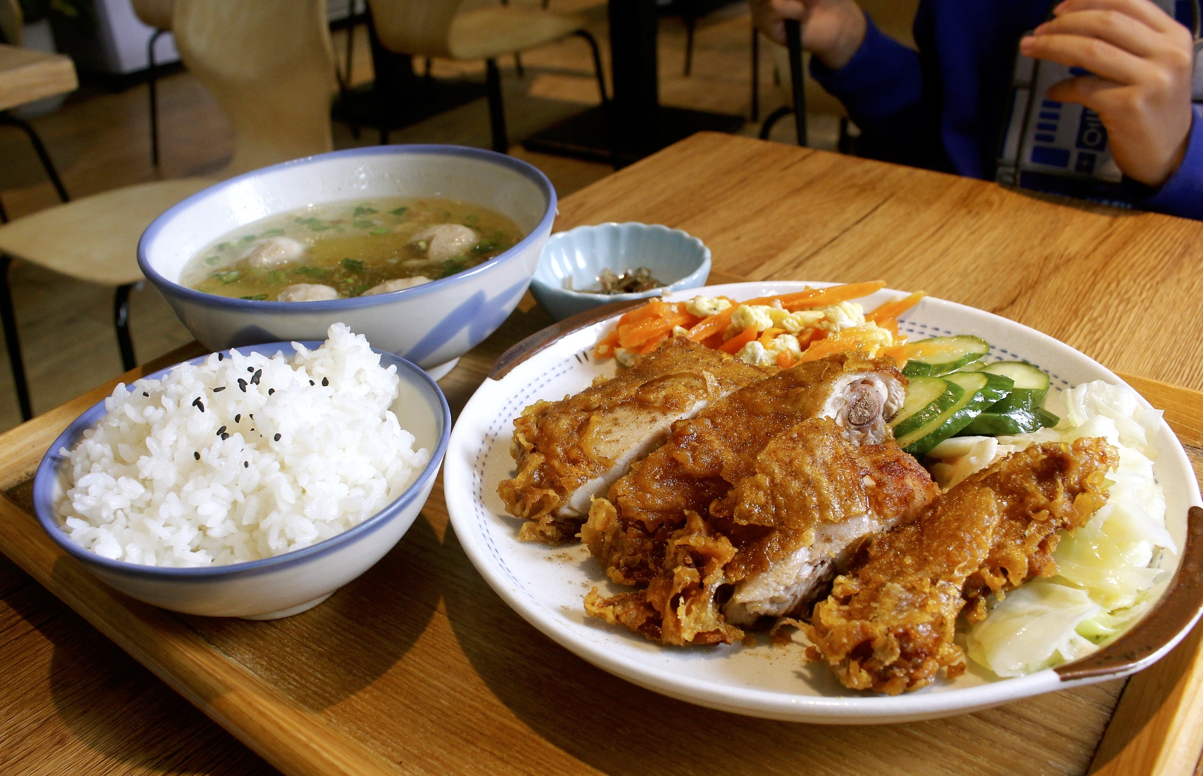 【桃園 阿美手打排骨】復古文青風台式小吃專賣店。經典手打排骨飯一份90元 【桃園 阿美手打排骨】復古文青風台式小吃專賣店。經典手打排骨飯一份90元
