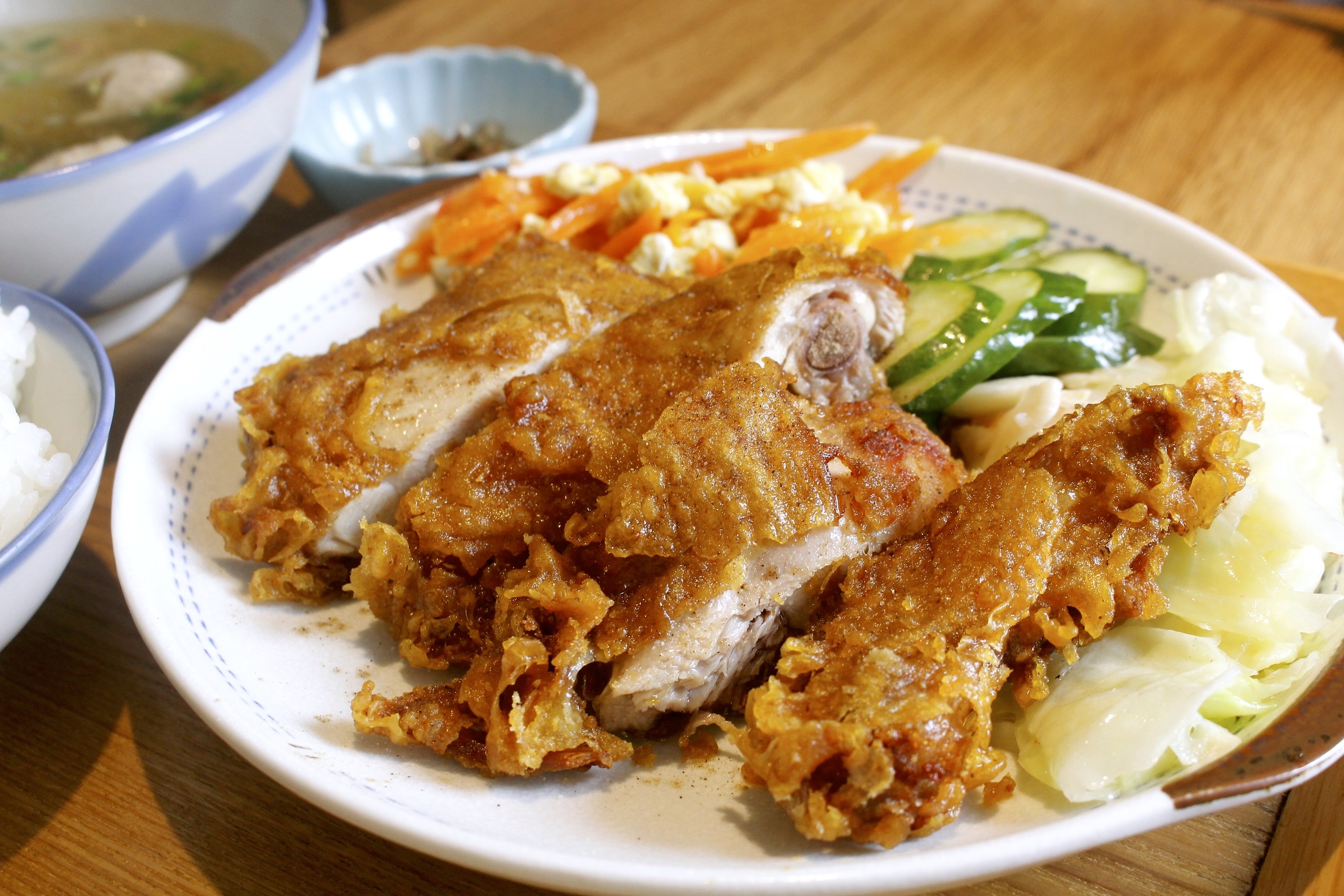 【桃園 阿美手打排骨】復古文青風台式小吃專賣店。經典手打排骨飯一份90元 【桃園 阿美手打排骨】復古文青風台式小吃專賣店。經典手打排骨飯一份90元