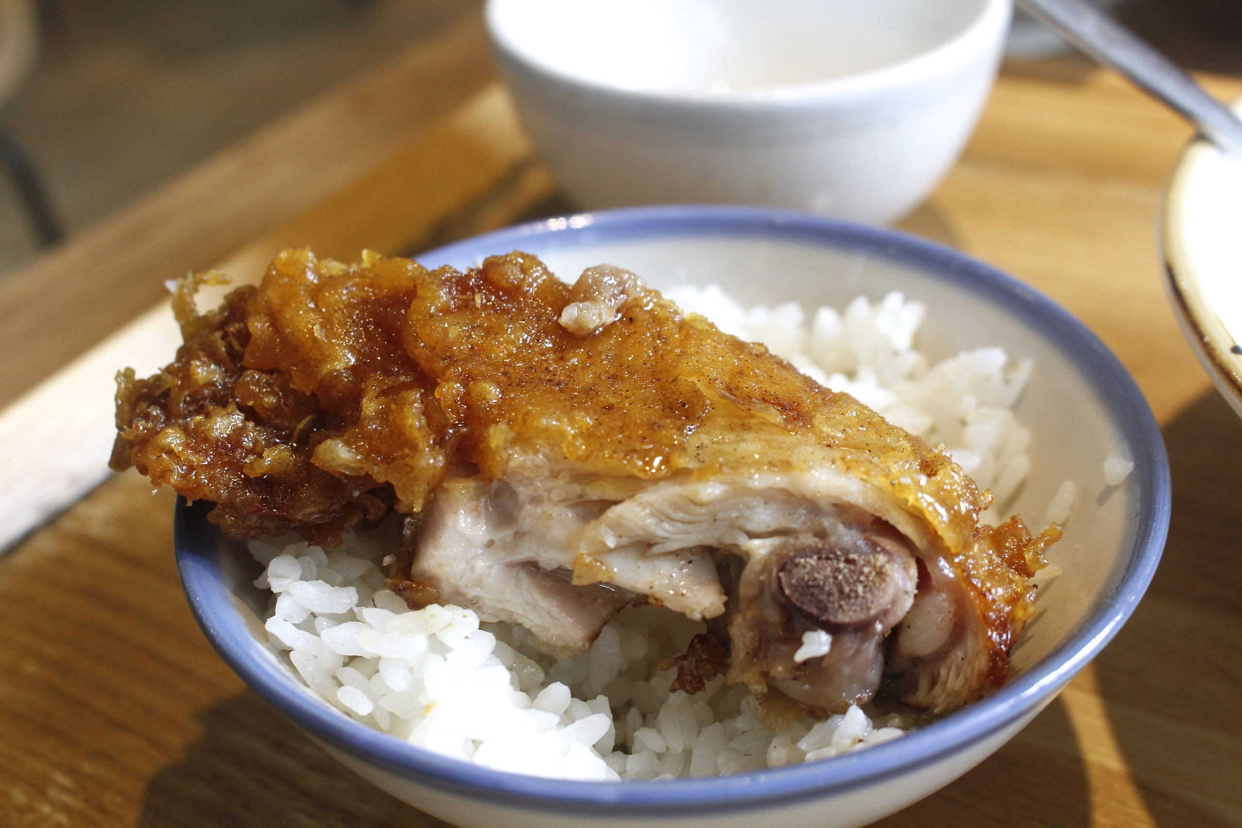 【桃園 阿美手打排骨】復古文青風台式小吃專賣店。經典手打排骨飯一份90元