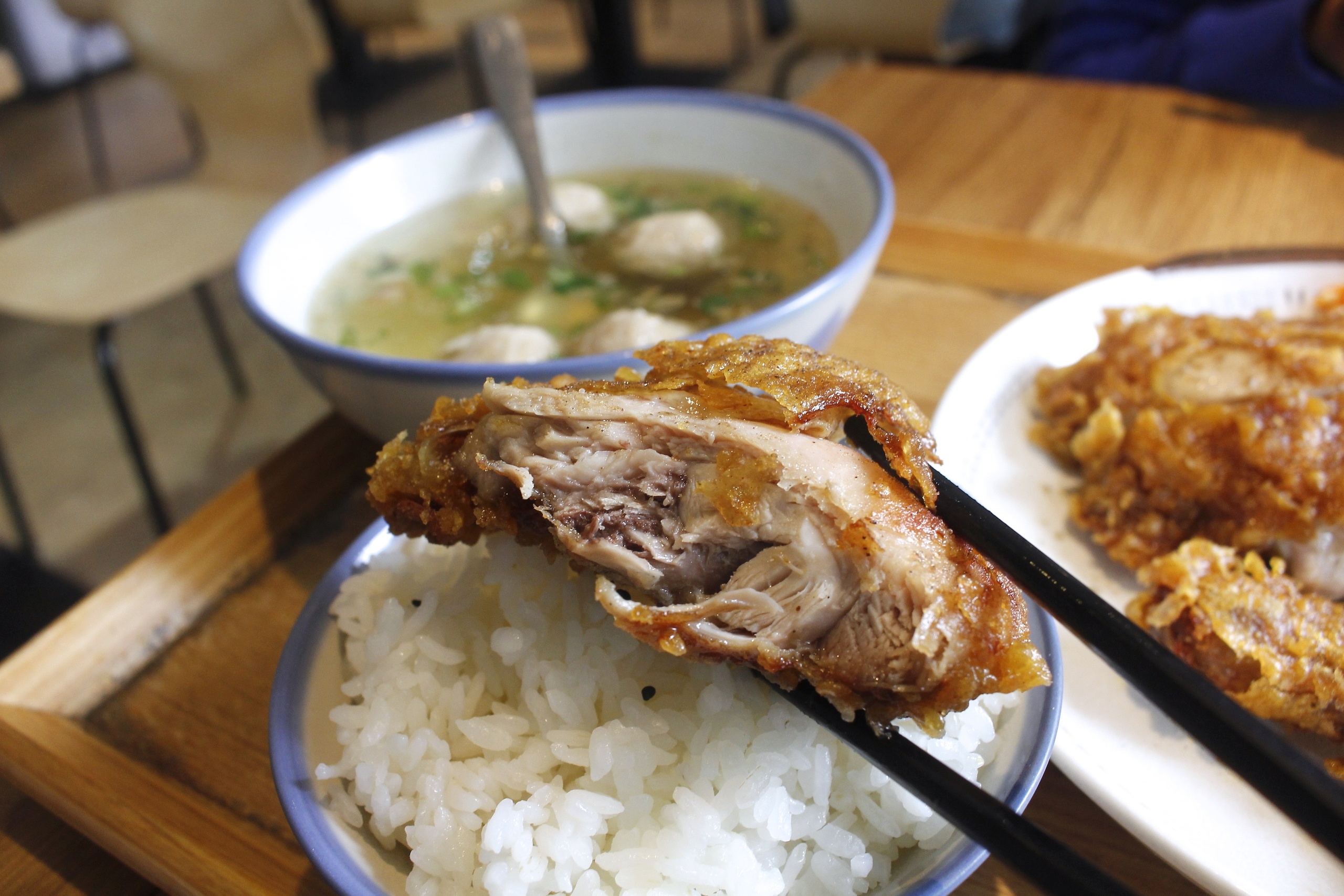 【桃園 阿美手打排骨】復古文青風台式小吃專賣店。經典手打排骨飯一份90元 【桃園 阿美手打排骨】復古文青風台式小吃專賣店。經典手打排骨飯一份90元