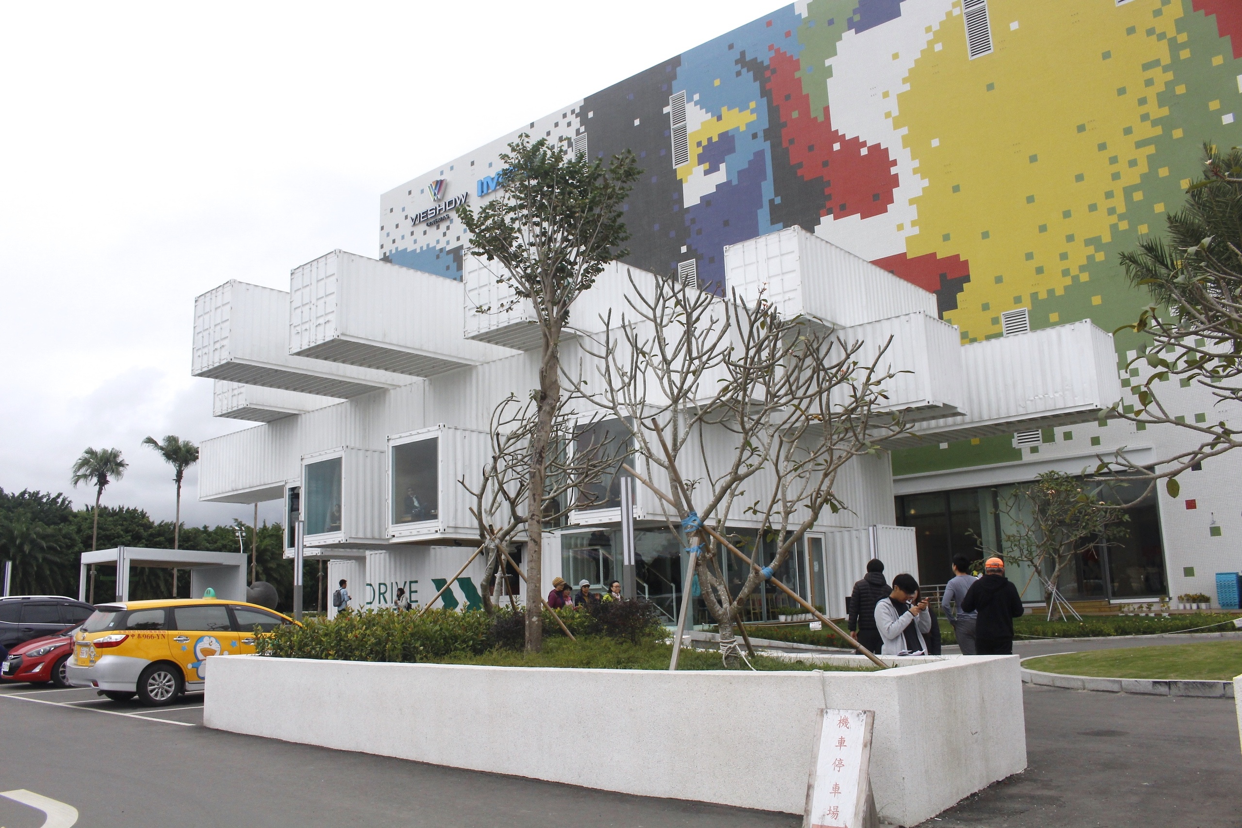 【花蓮 新天堂樂園】全世界室內最高雙螺旋溜滑梯。5樓滑到B1只需要12~15秒 【花蓮 新天堂樂園】全世界室內最高雙螺旋溜滑梯。5樓滑到B1只需要12~15秒