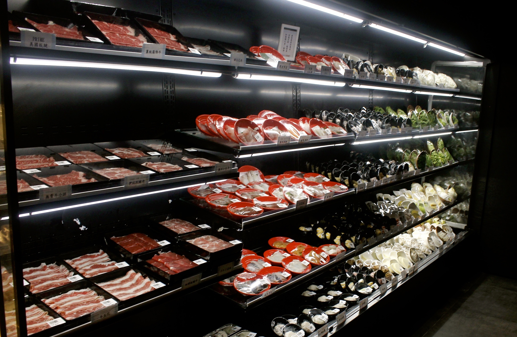 【桃園 超越水產】肉多多品牌也有超市火鍋。活體海鮮水族箱/提供免費蒸籠