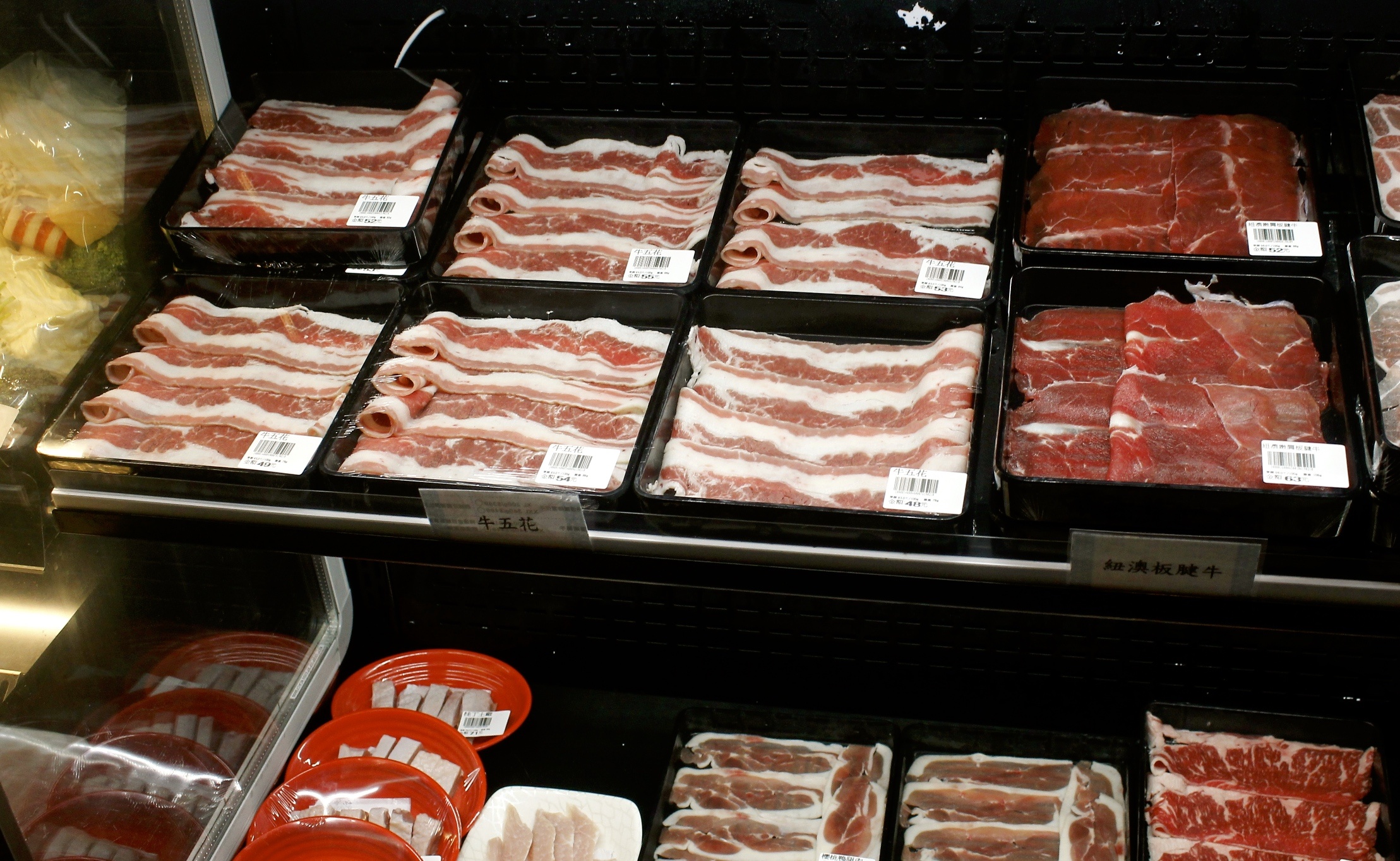 【桃園 超越水產】肉多多品牌也有超市火鍋。活體海鮮水族箱/提供免費蒸籠