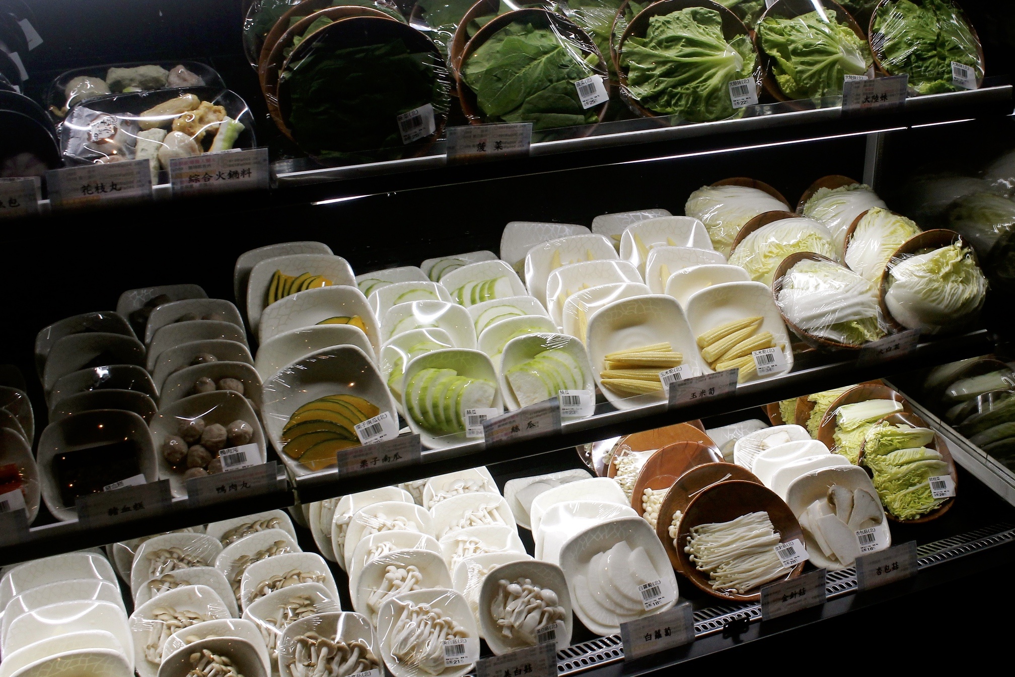 【桃園 超越水產】肉多多品牌也有超市火鍋。活體海鮮水族箱/提供免費蒸籠