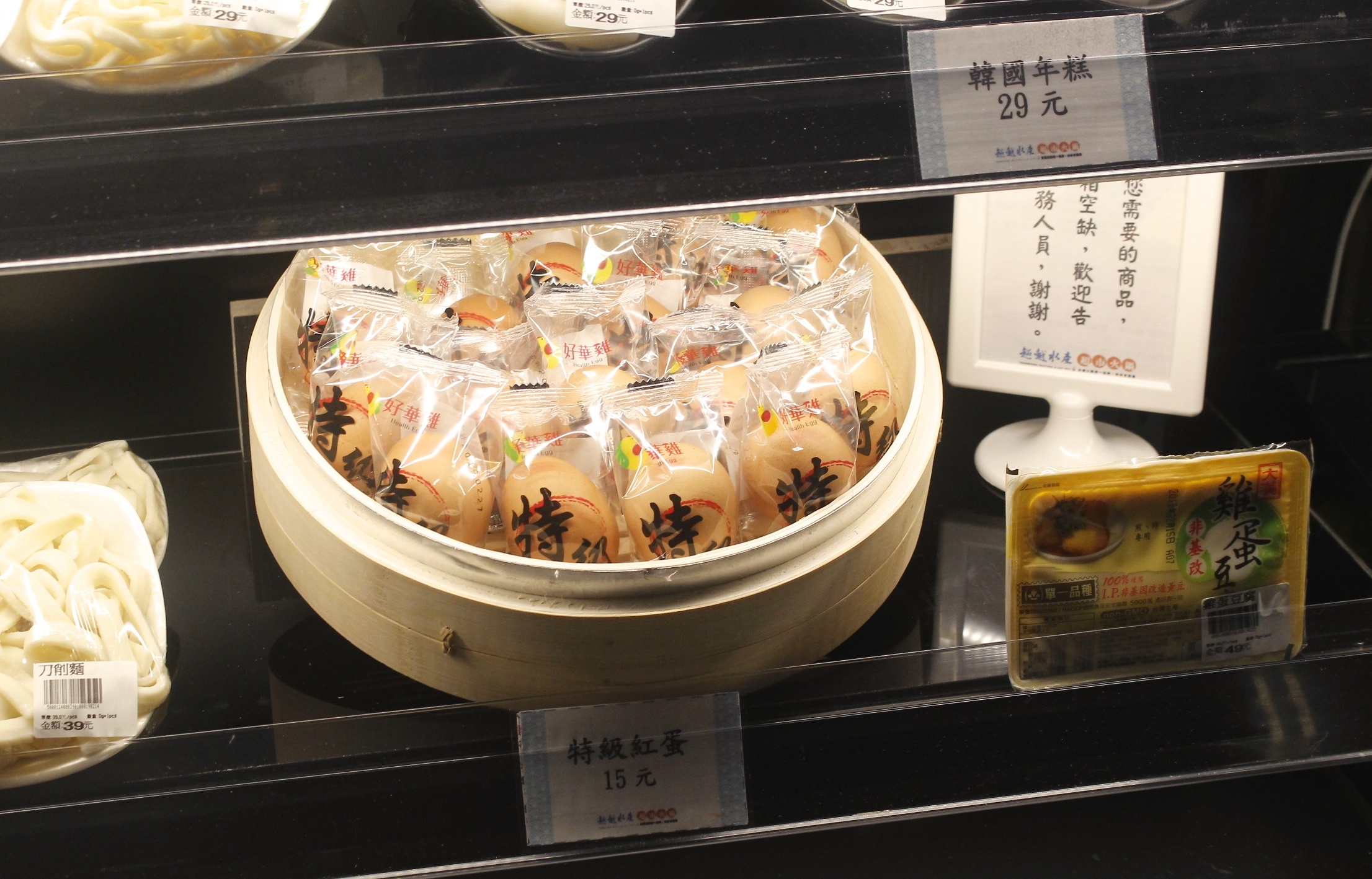 【桃園 超越水產】肉多多品牌也有超市火鍋。活體海鮮水族箱/提供免費蒸籠