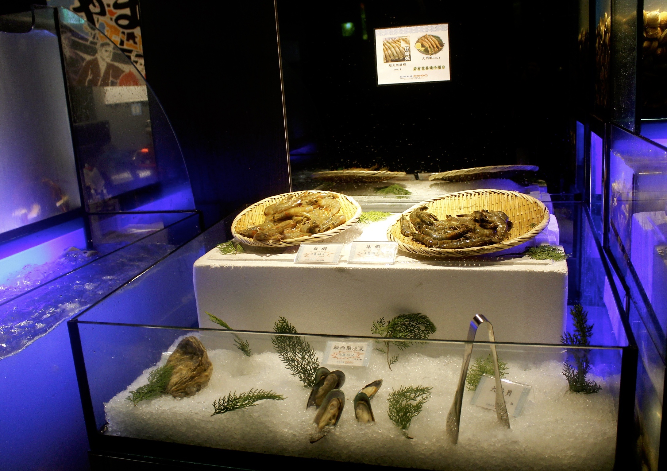 【桃園 超越水產】肉多多品牌也有超市火鍋。活體海鮮水族箱/提供免費蒸籠