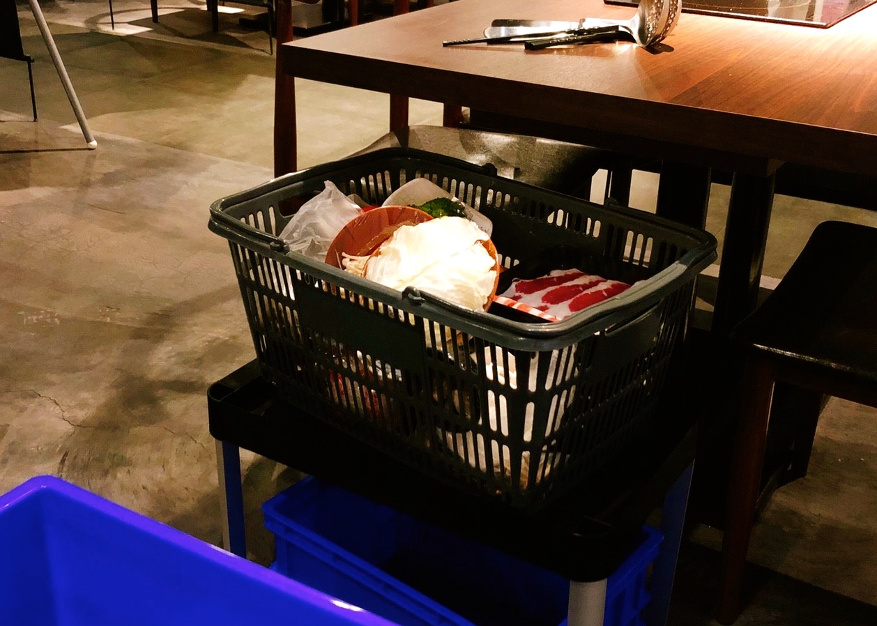 【桃園 超越水產】肉多多品牌也有超市火鍋。活體海鮮水族箱/提供免費蒸籠