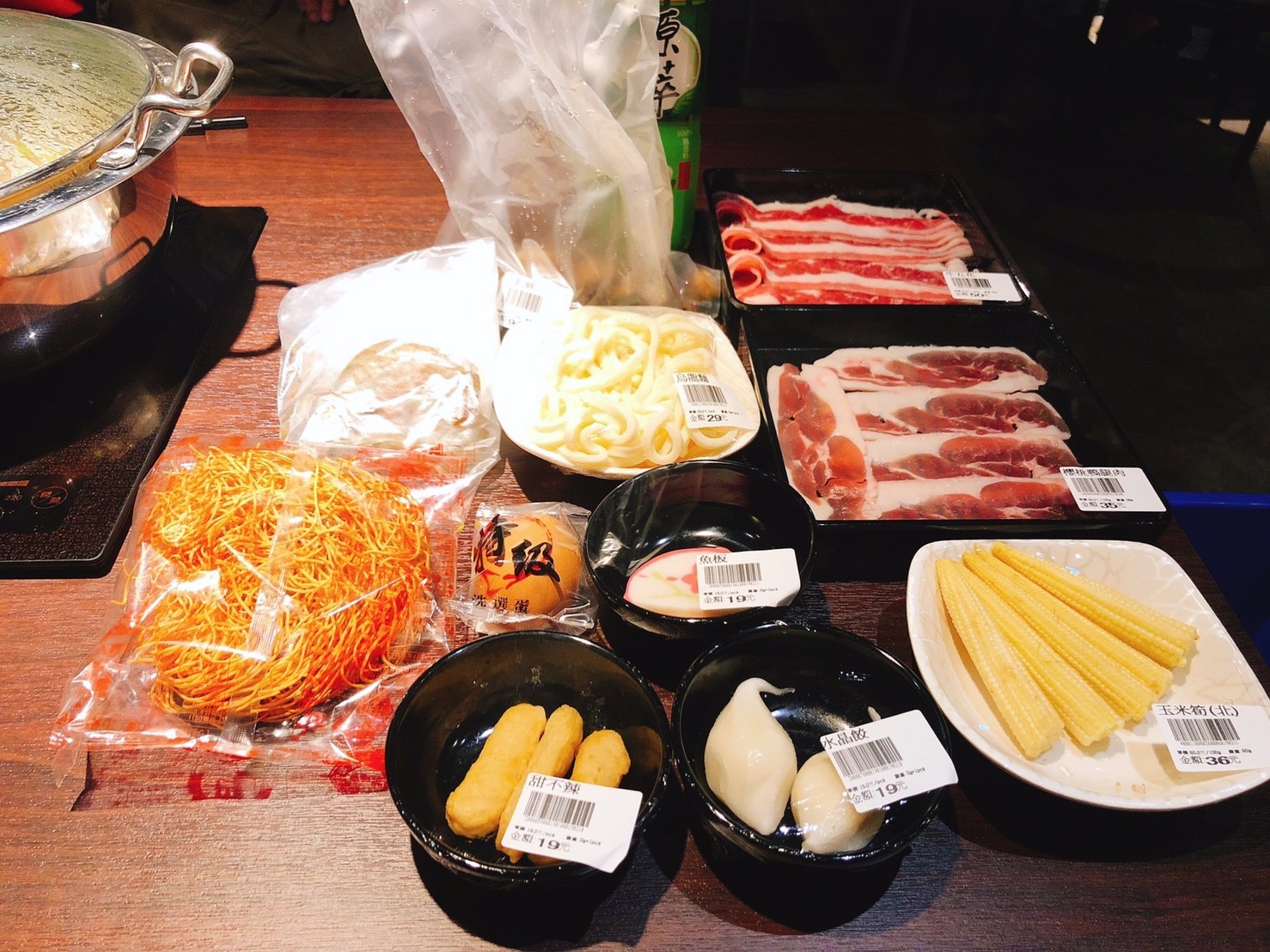 【桃園 超越水產】肉多多品牌也有超市火鍋。活體海鮮水族箱/提供免費蒸籠