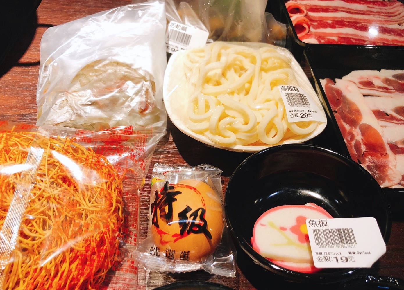 【桃園 超越水產】肉多多品牌也有超市火鍋。活體海鮮水族箱/提供免費蒸籠
