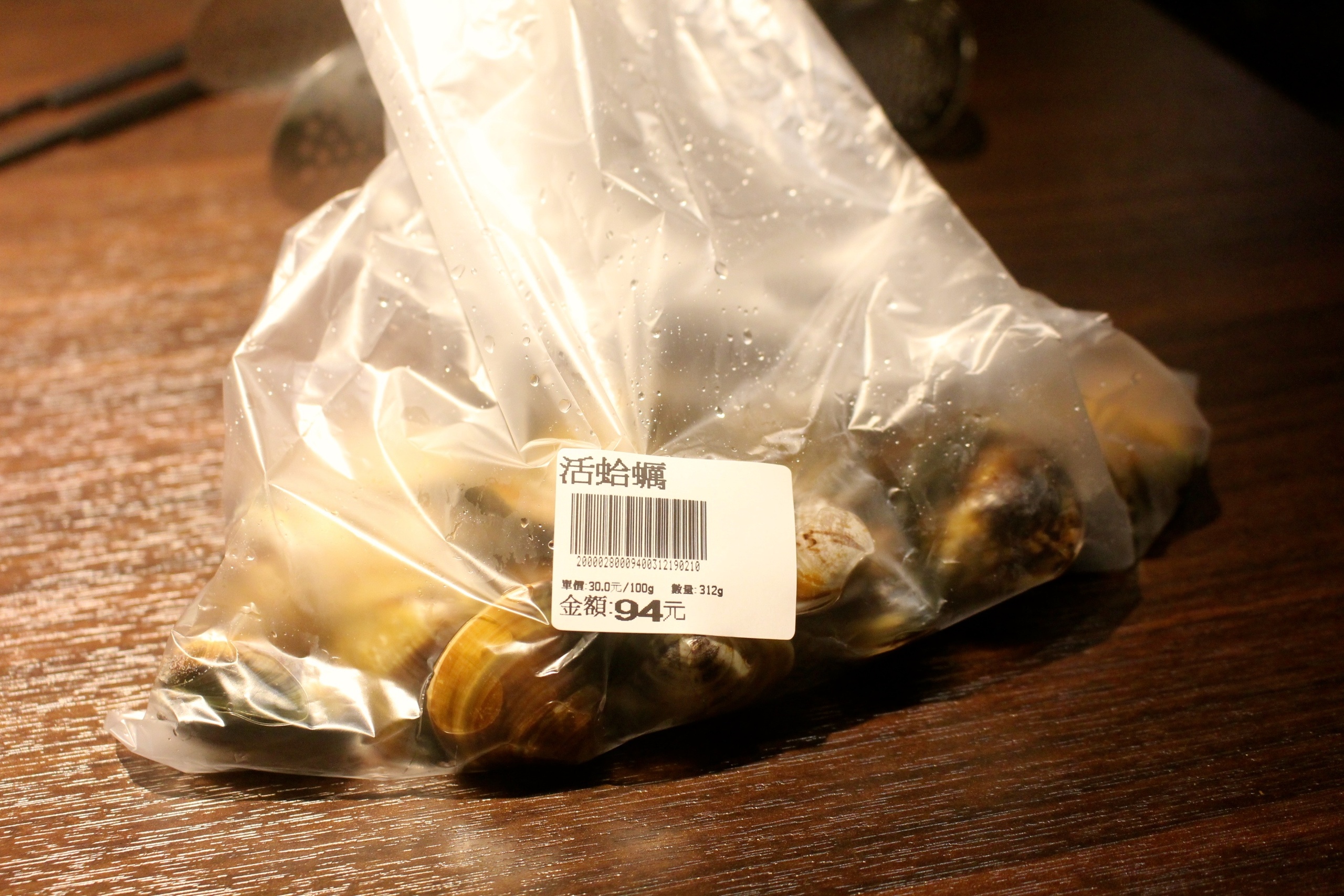 【桃園 超越水產】肉多多品牌也有超市火鍋。活體海鮮水族箱/提供免費蒸籠