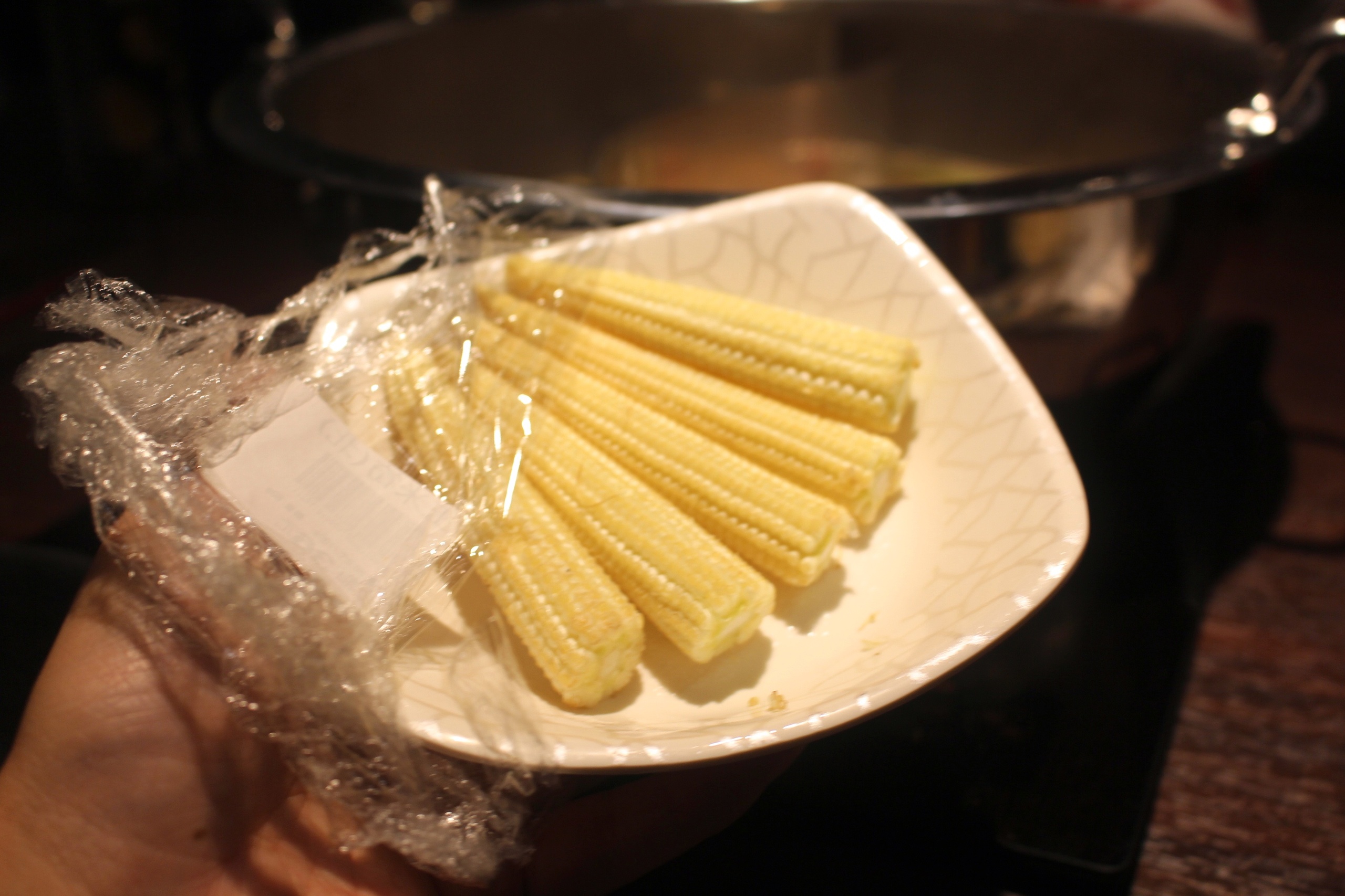 【桃園 超越水產】肉多多品牌也有超市火鍋。活體海鮮水族箱/提供免費蒸籠
