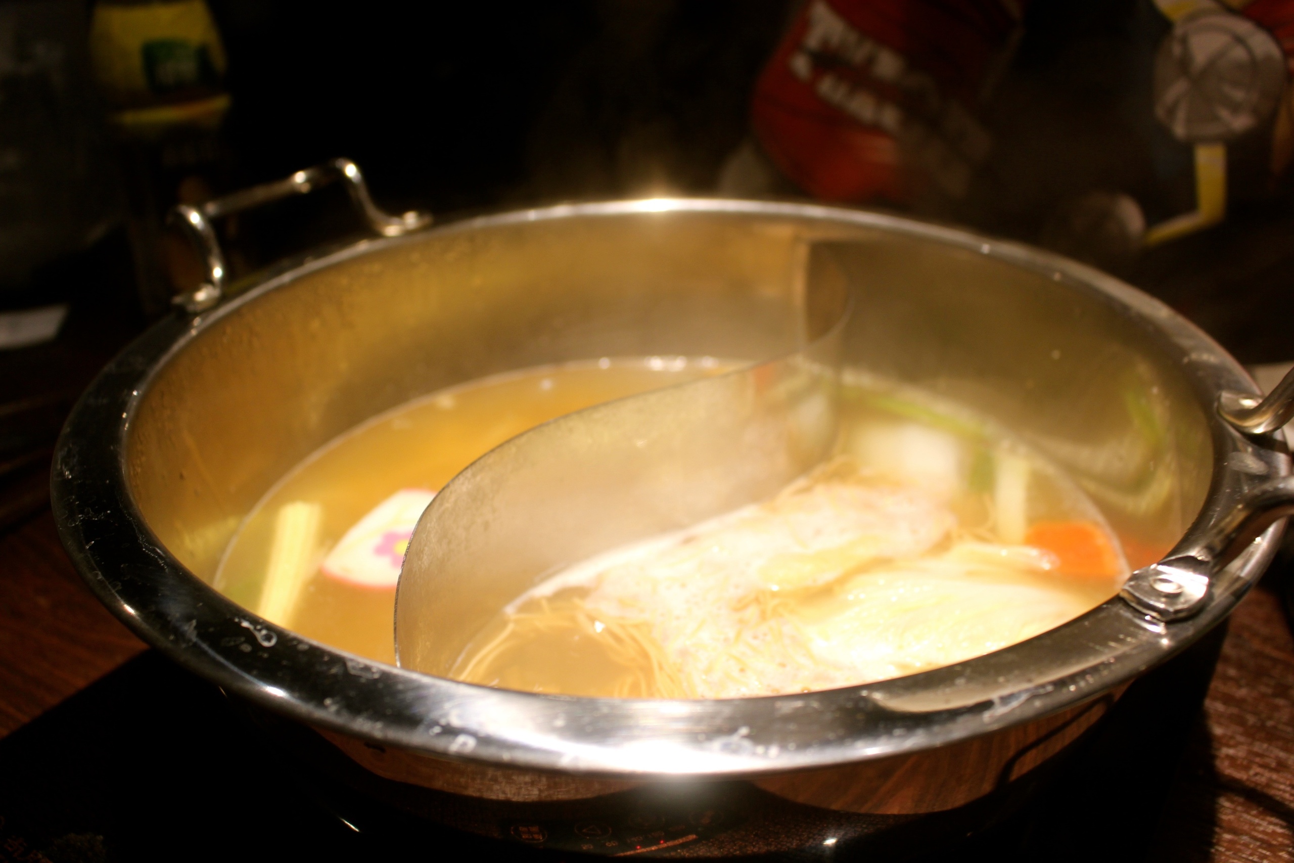 【桃園 超越水產】肉多多品牌也有超市火鍋。活體海鮮水族箱/提供免費蒸籠