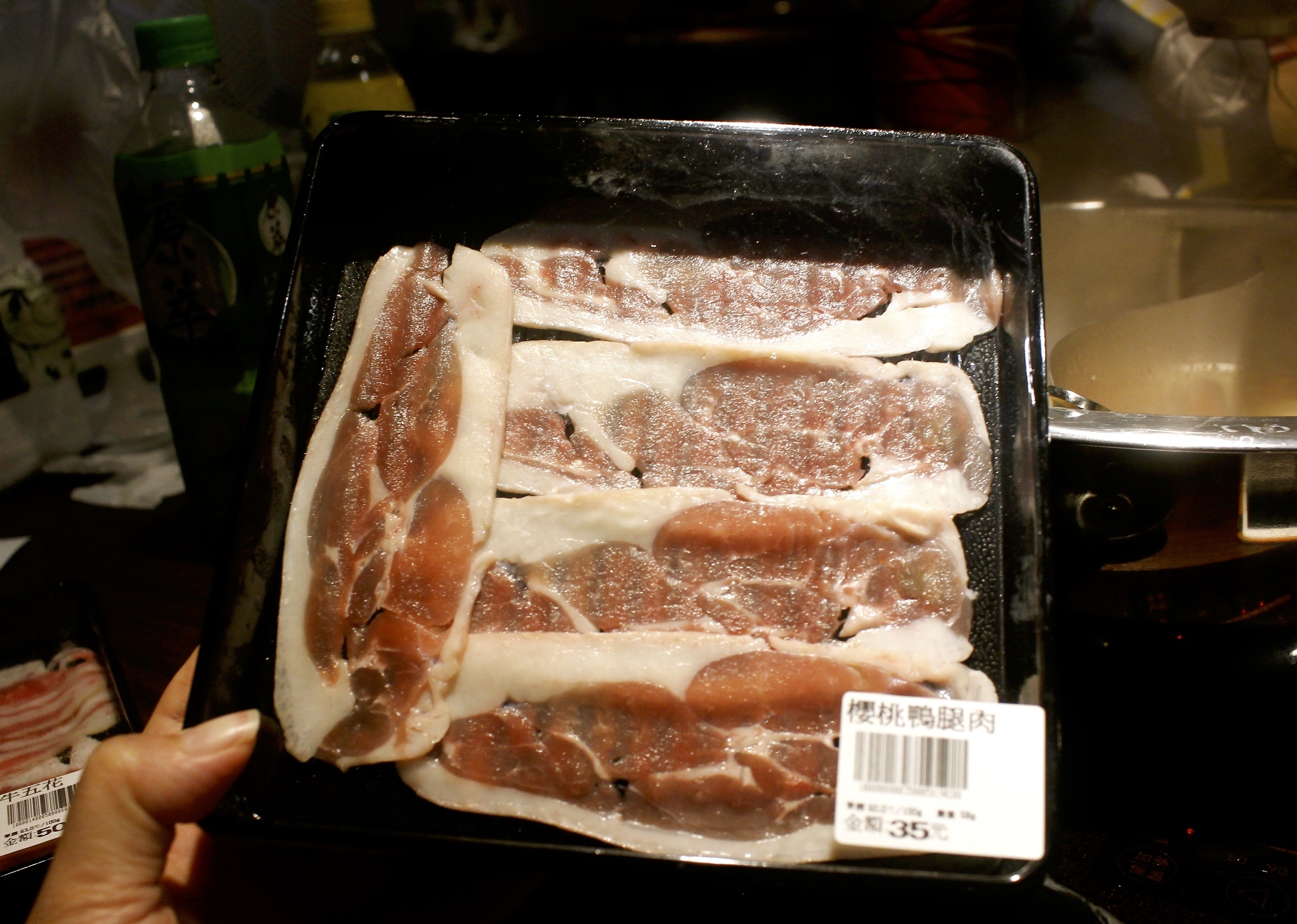 【桃園 超越水產】肉多多品牌也有超市火鍋。活體海鮮水族箱/提供免費蒸籠