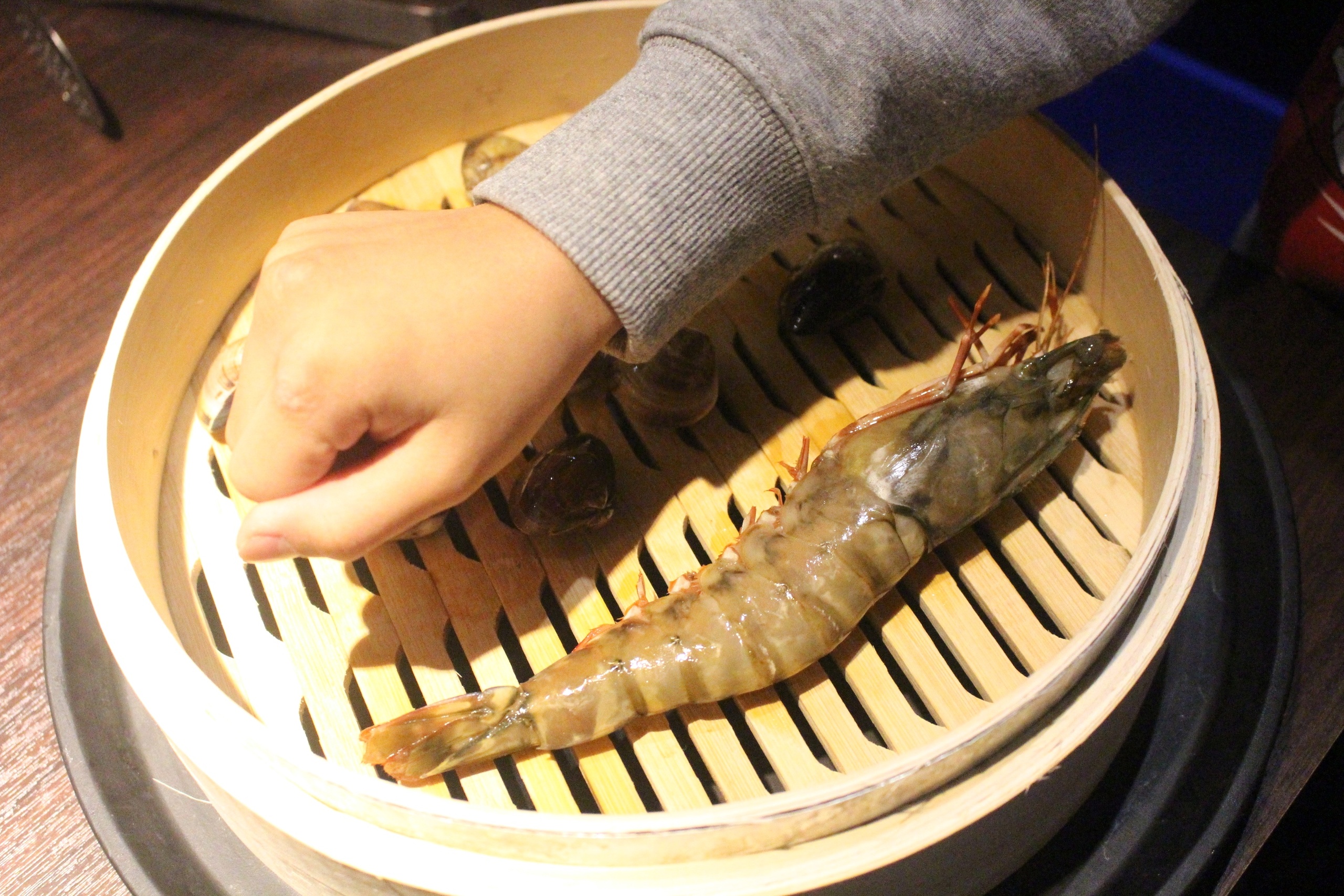 【桃園 超越水產】肉多多品牌也有超市火鍋。活體海鮮水族箱/提供免費蒸籠